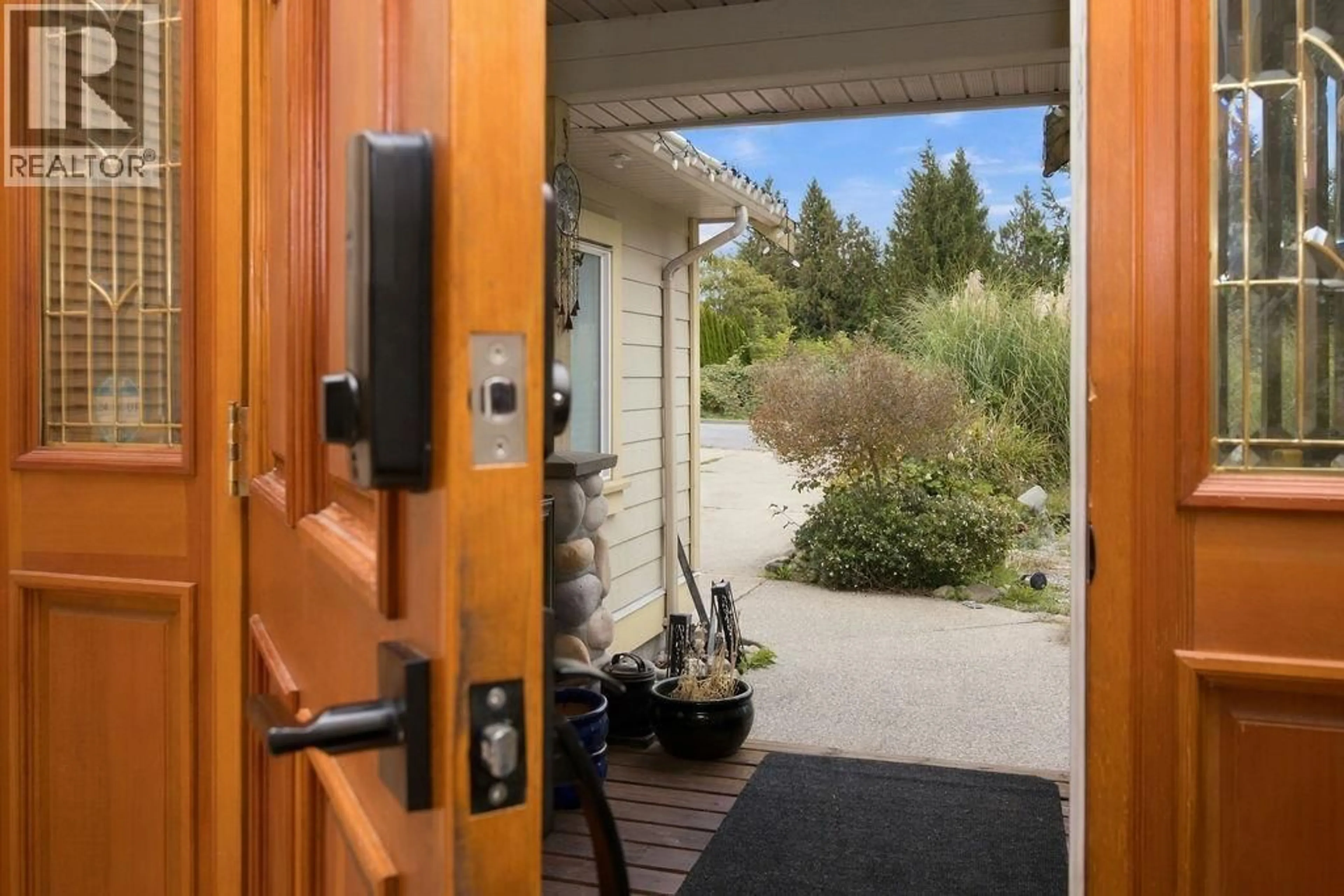 Indoor entryway for 475 HARRY ROAD, Gibsons British Columbia V0N1V5