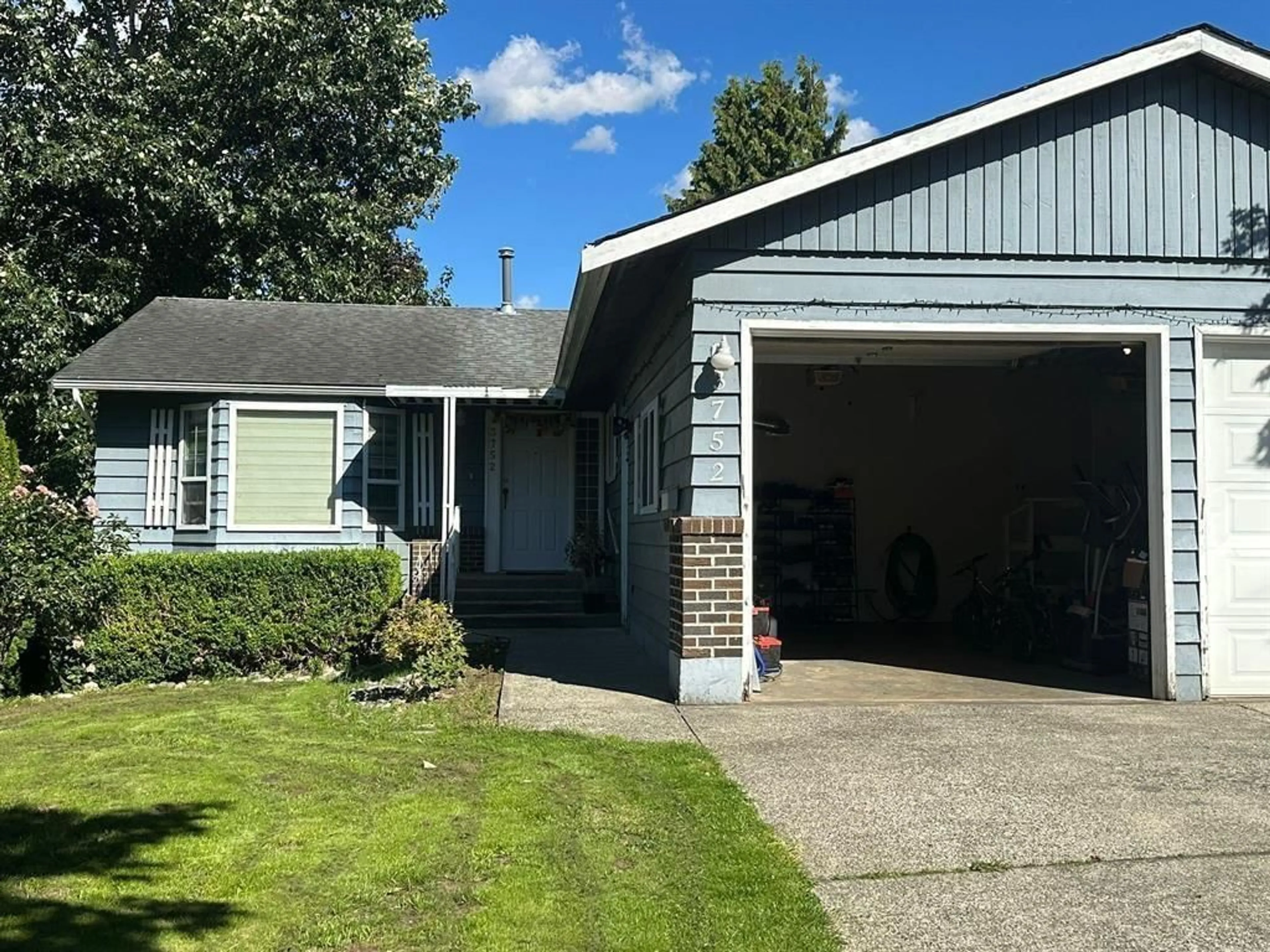 Home with vinyl exterior material, street for 3752 HARWOOD CRESCENT, Abbotsford British Columbia V2S7A6