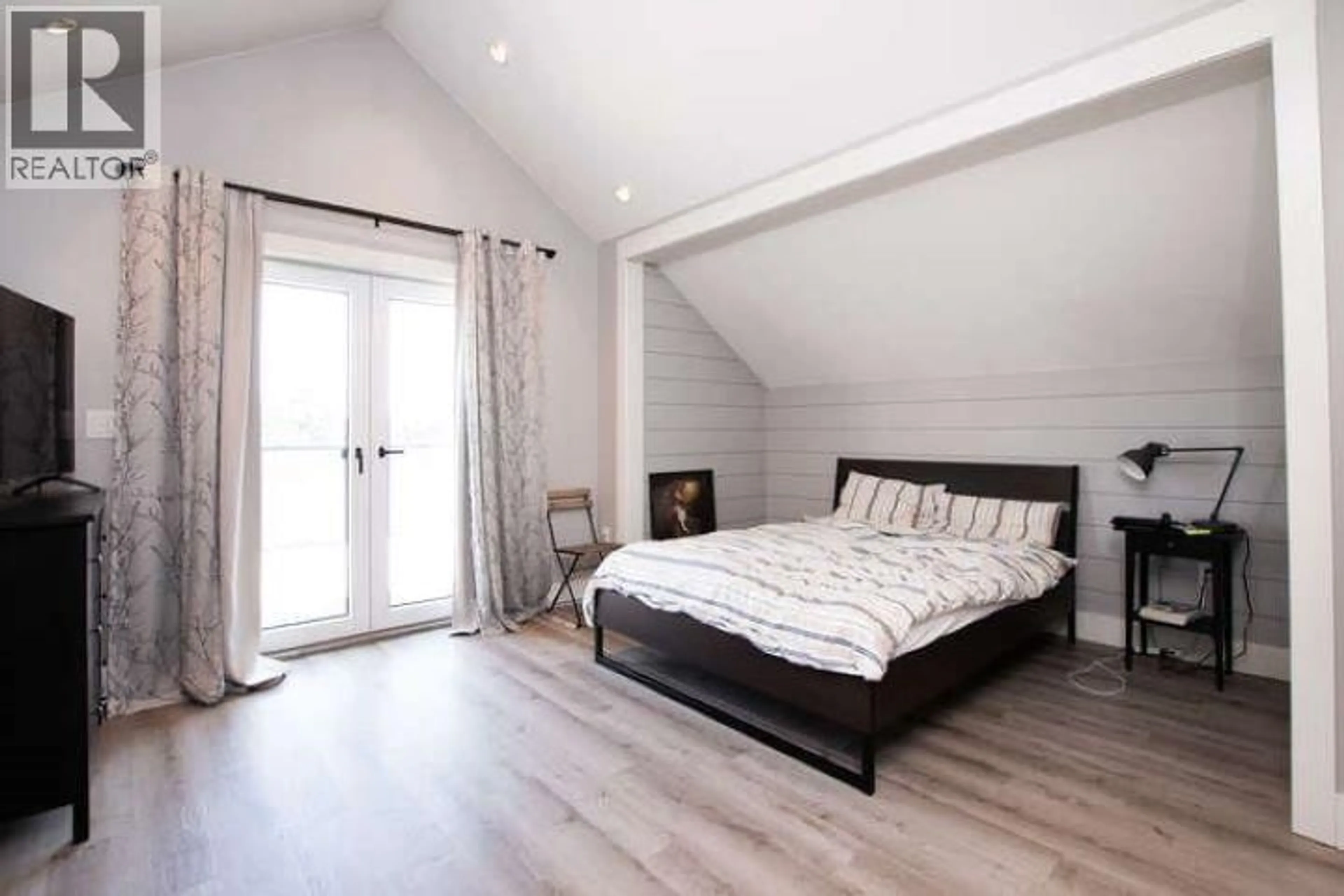 Bedroom with bed, wood/laminate floor for 102 - 4876 DELTA STREET, Delta British Columbia V4K2T8