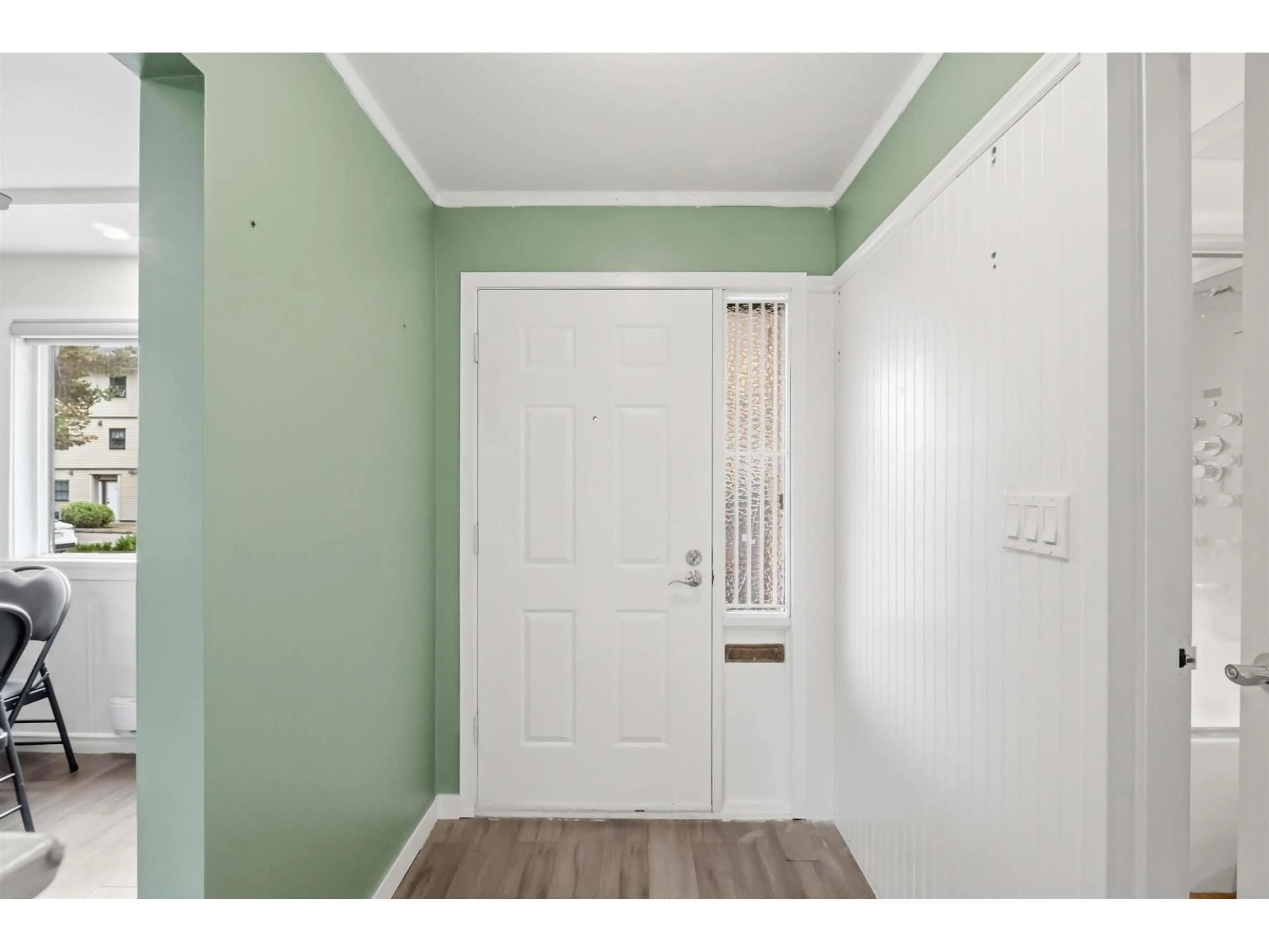 Indoor entryway for 13323 71B AVENUE, Surrey British Columbia V3W7Z5