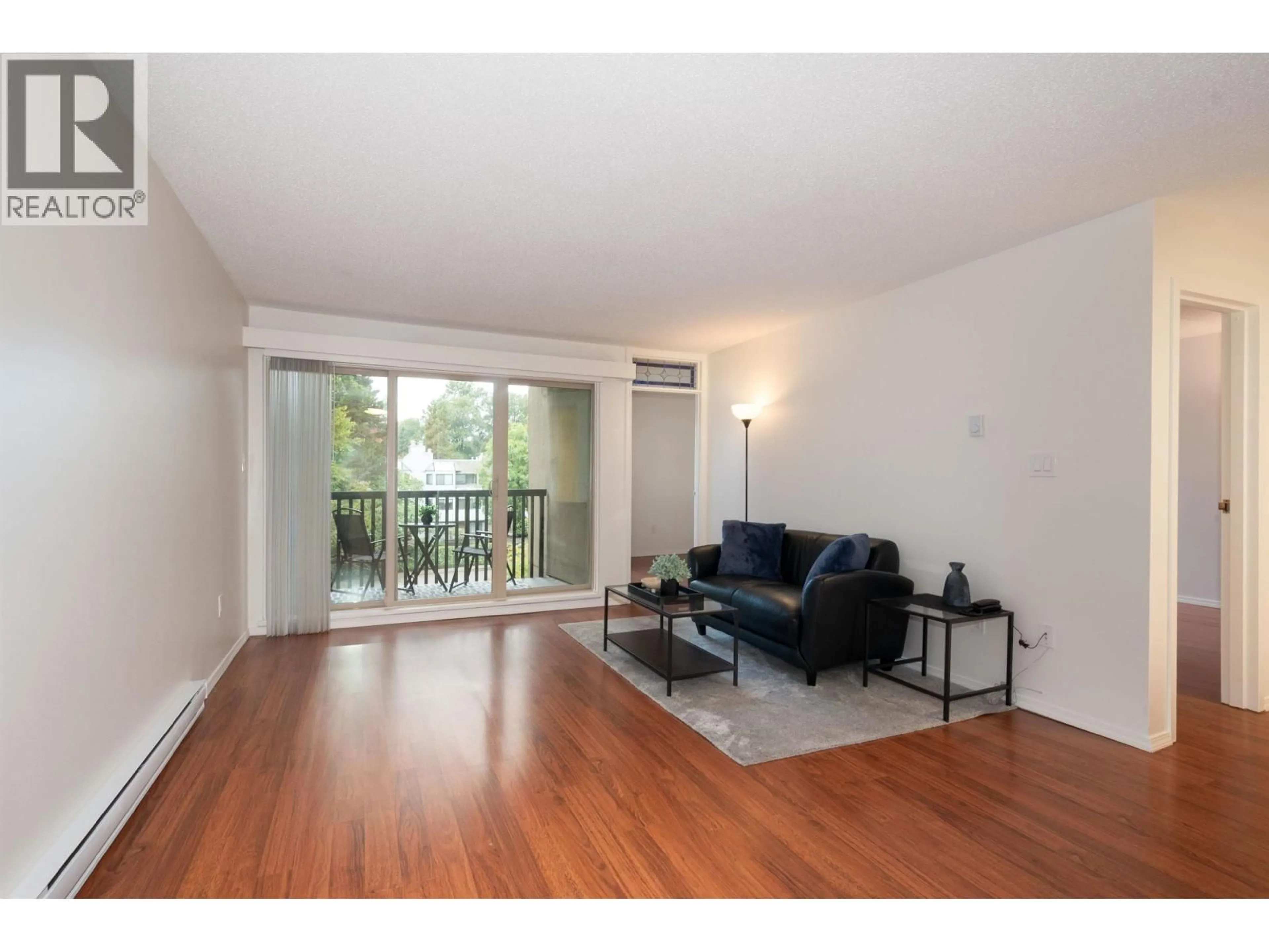 Living room with furniture, wood/laminate floor for 307 - 9857 MANCHESTER DRIVE, Burnaby British Columbia V3N4P5