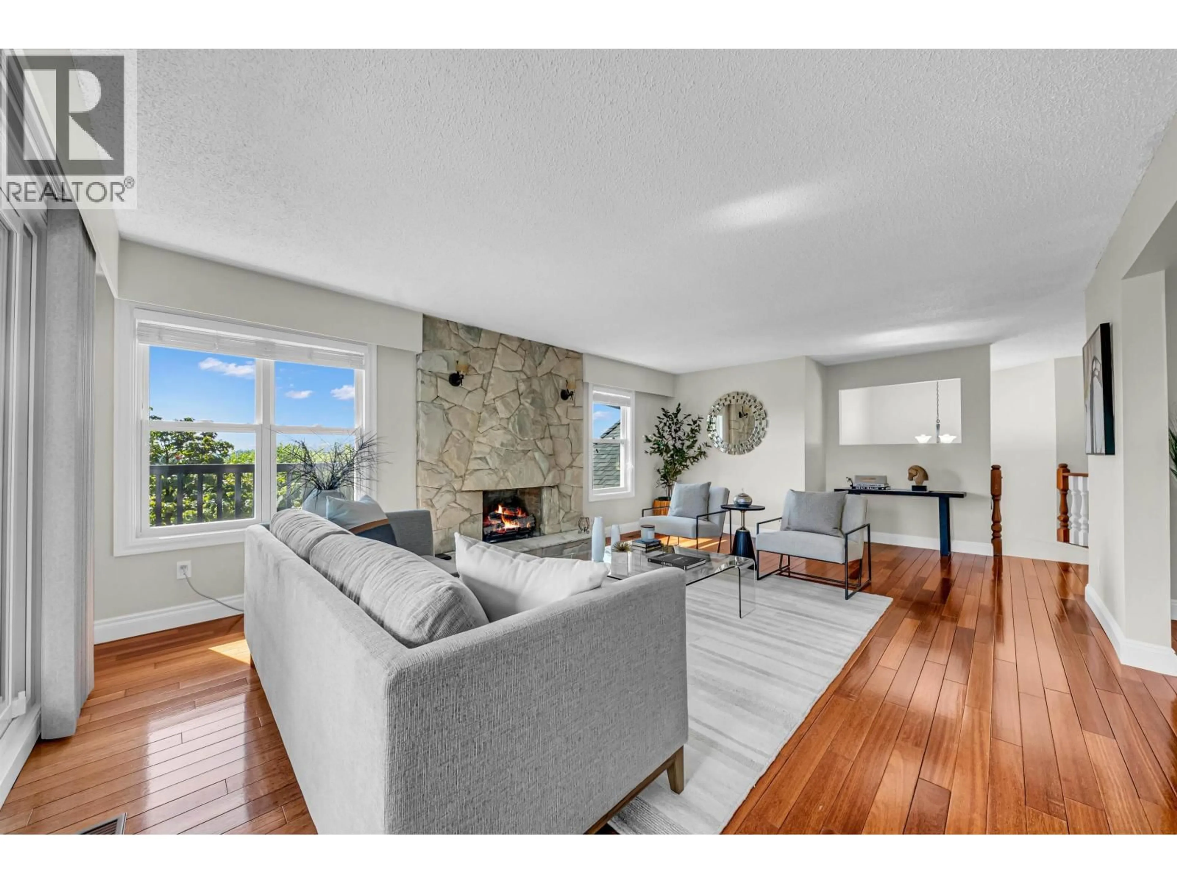 Living room with furniture, unknown for 7347 QUEENSTON COURT, Burnaby British Columbia V5A3M5