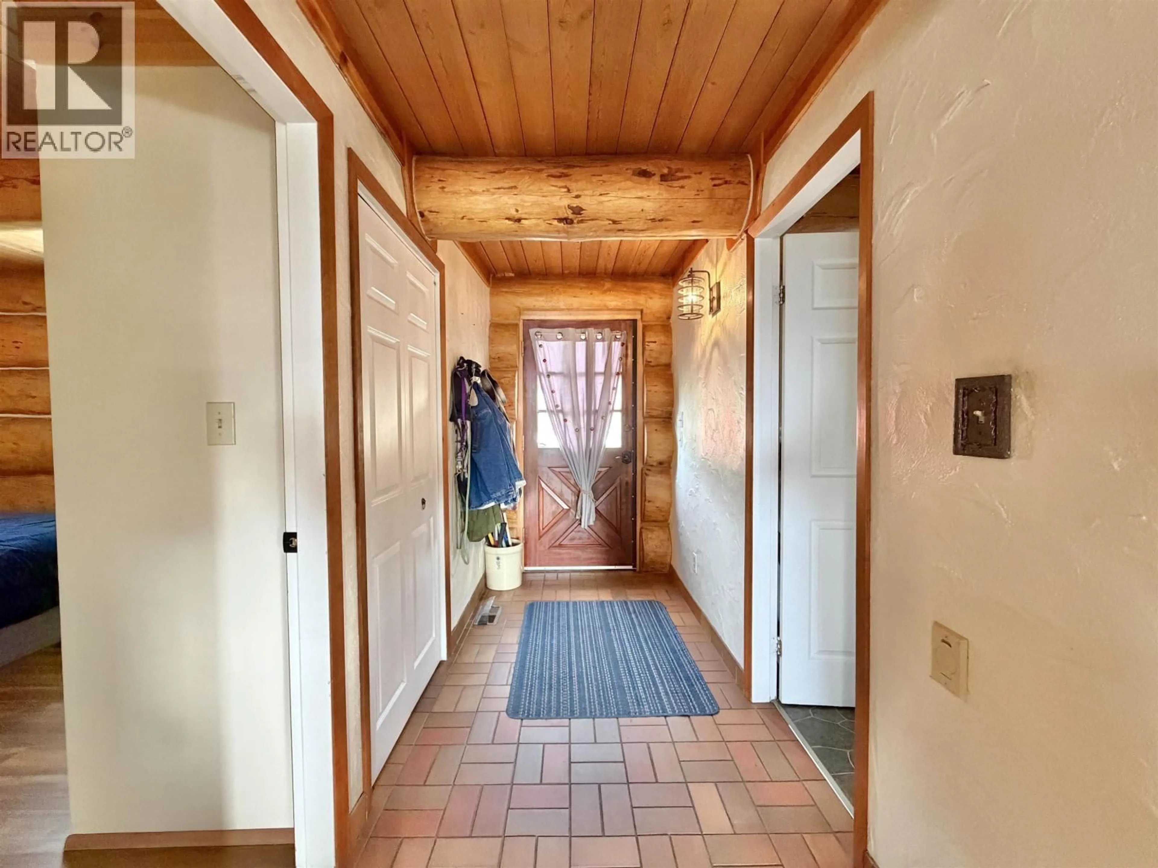 Indoor entryway for 2175 WHITE ROAD, Williams Lake British Columbia V2G5H1