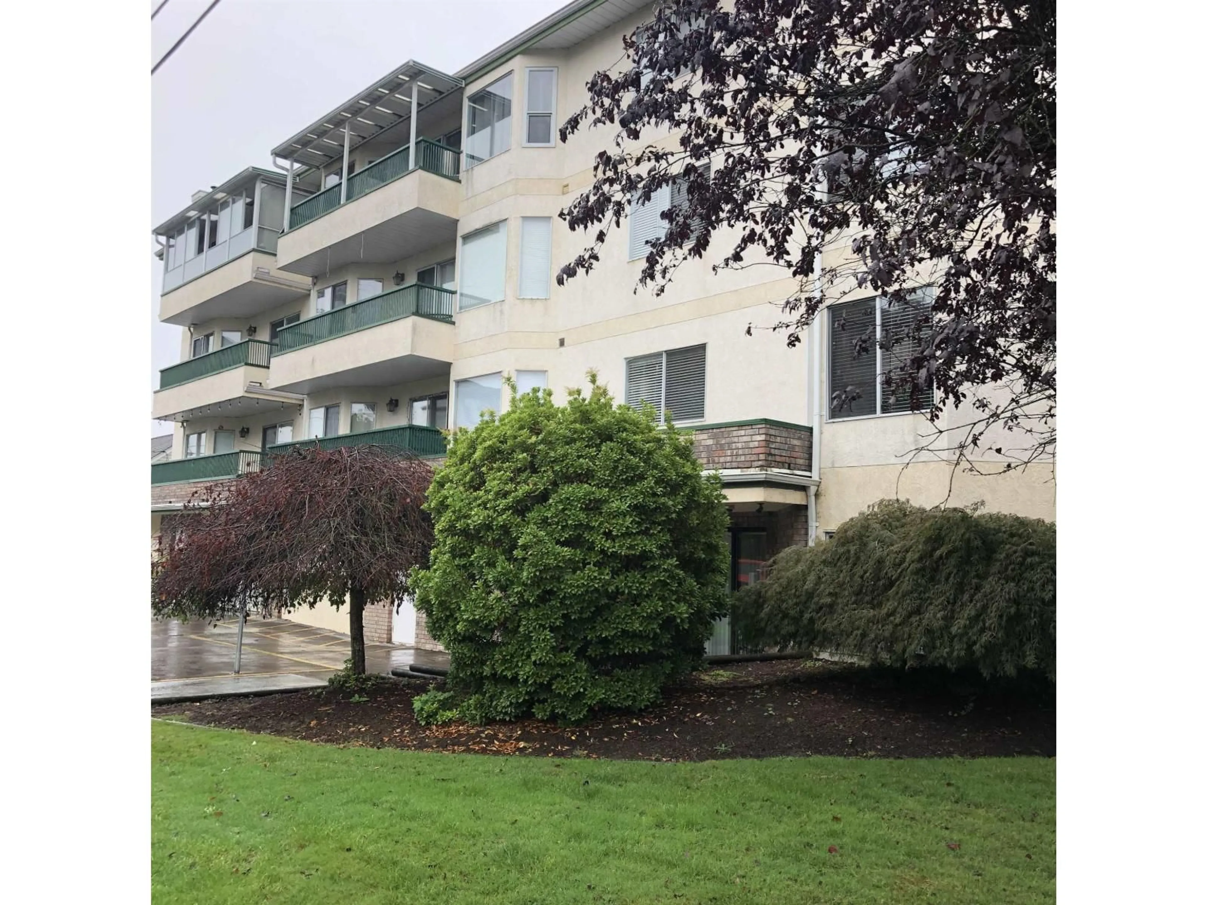 Patio, building for 205 - 45604 BRETT AVENUE, Chilliwack British Columbia V2P1N9