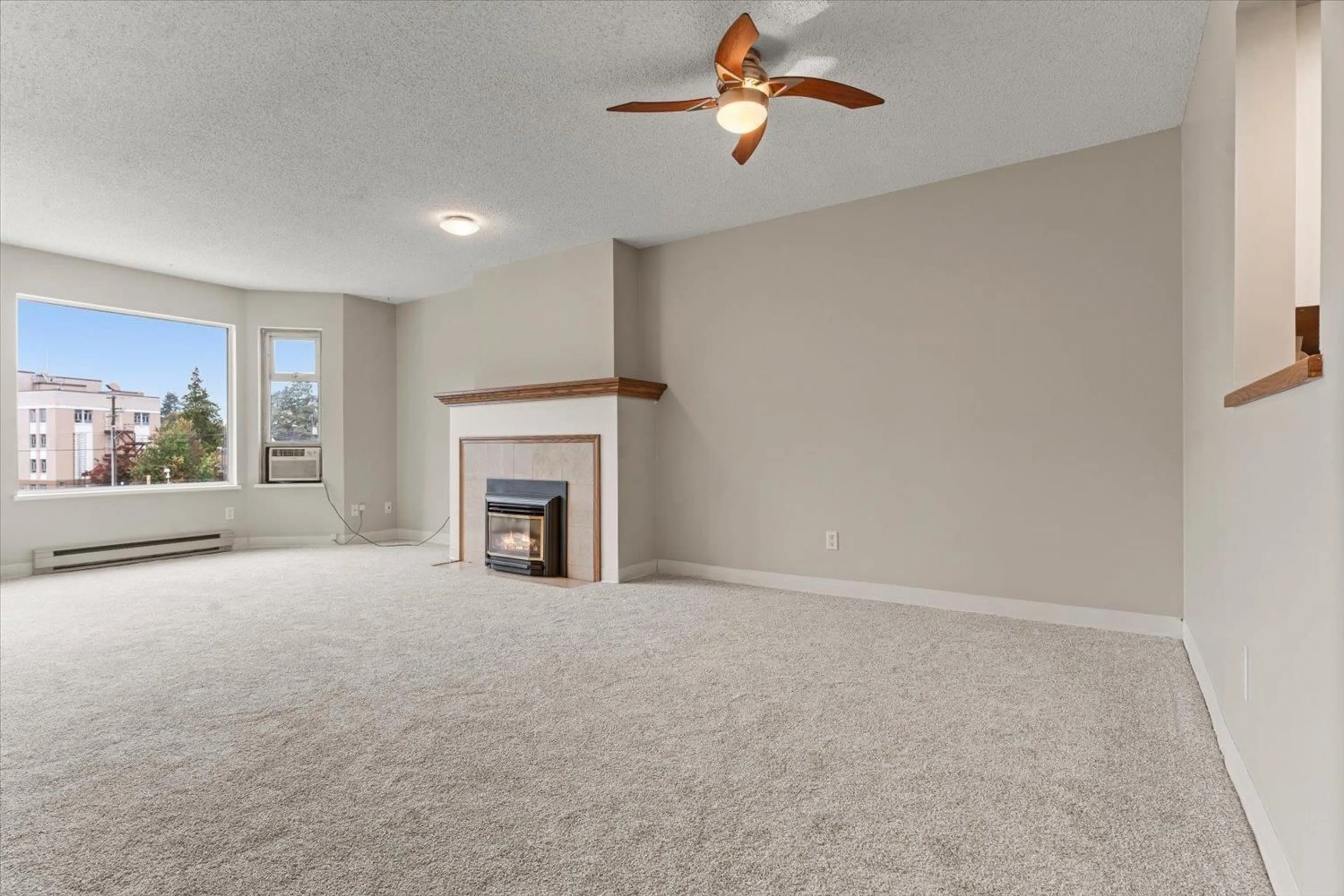 Living room with furniture, carpet floor for 205 - 45604 BRETT AVENUE, Chilliwack British Columbia V2P1N9