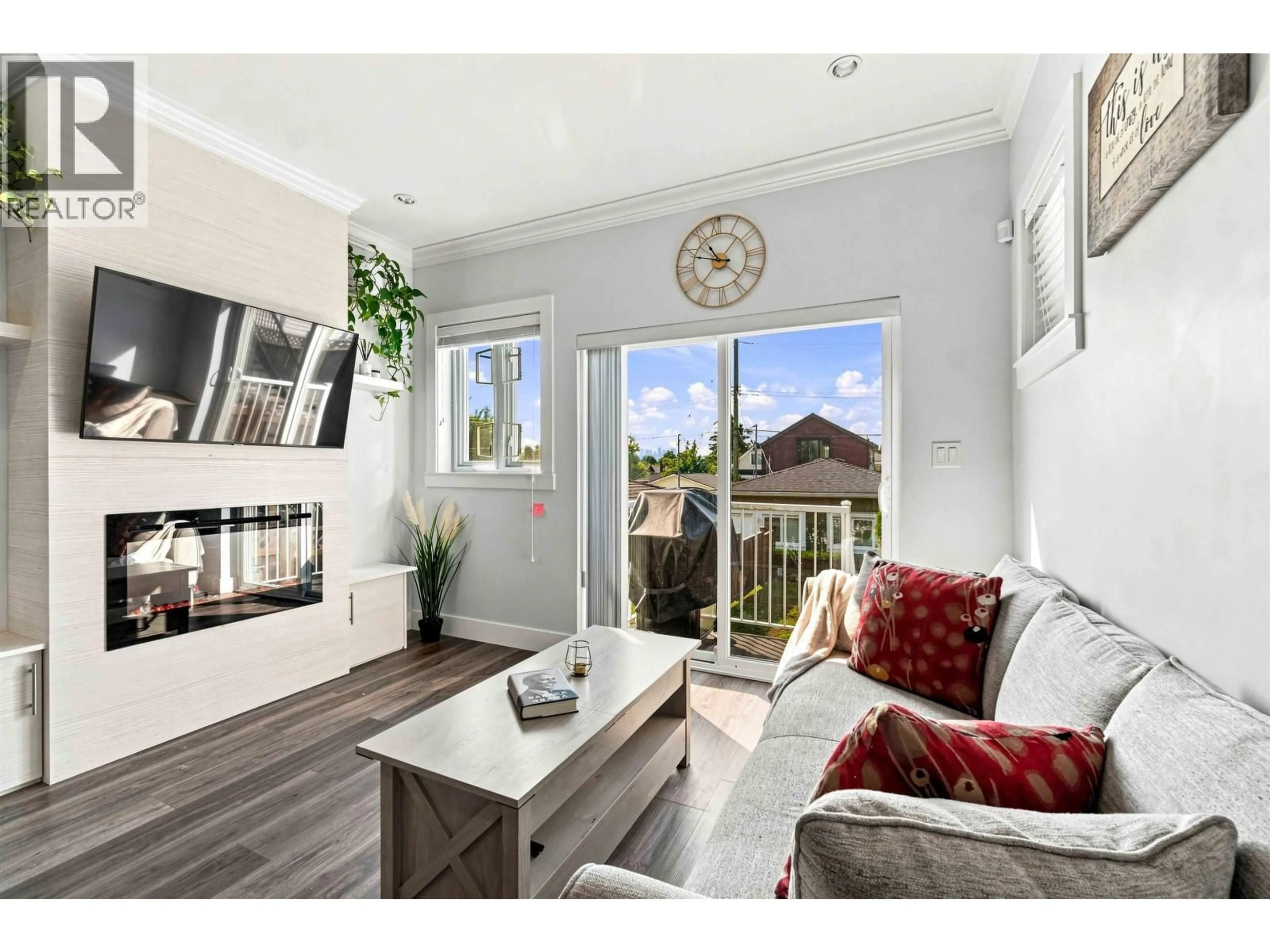 Living room with furniture, wood/laminate floor for 3162 VENABLES STREET, Vancouver British Columbia V5K2S4