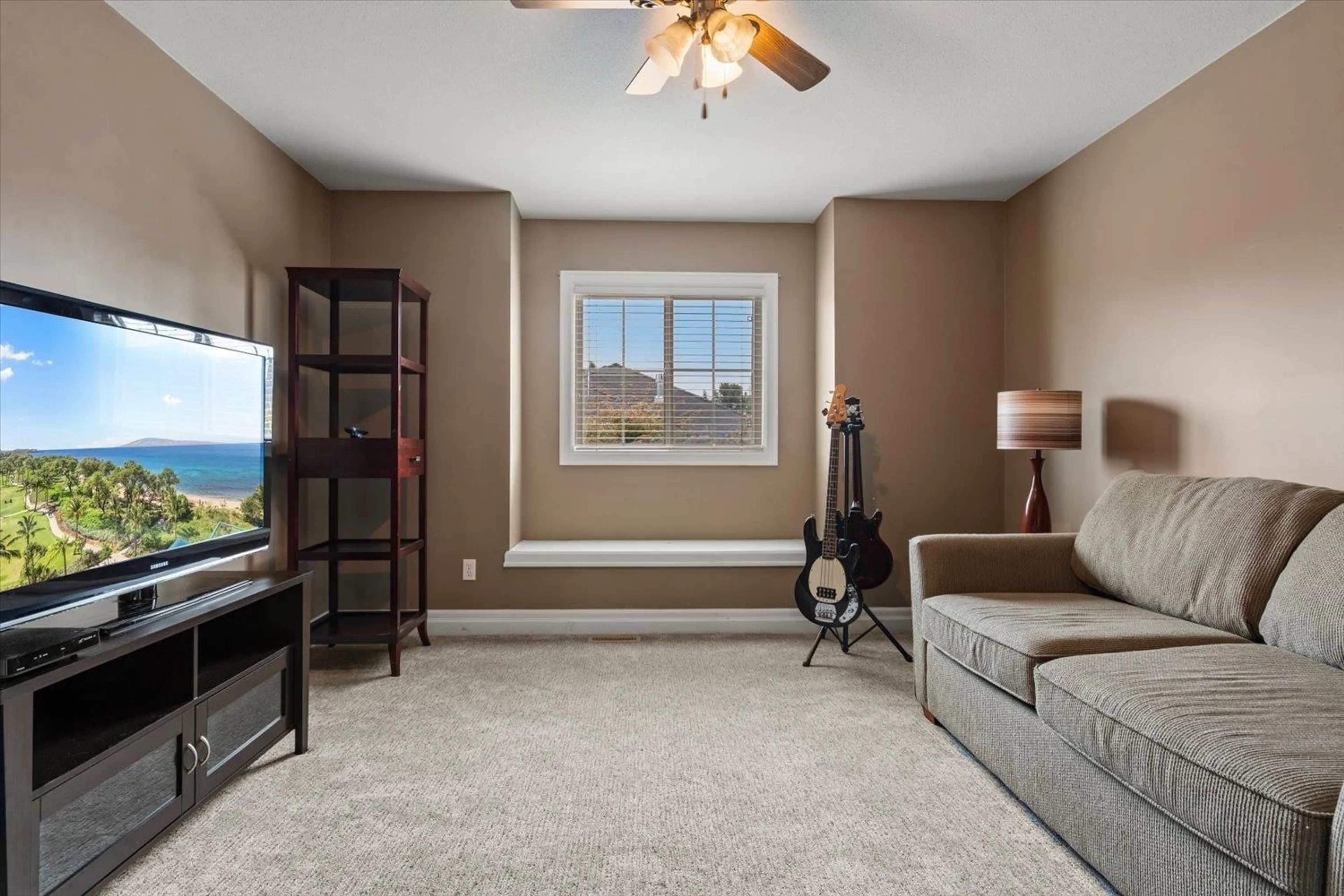 Living room with furniture, carpet floor for 61 - 6449 BLACKWOOD LANE, Chilliwack British Columbia V2R5X5