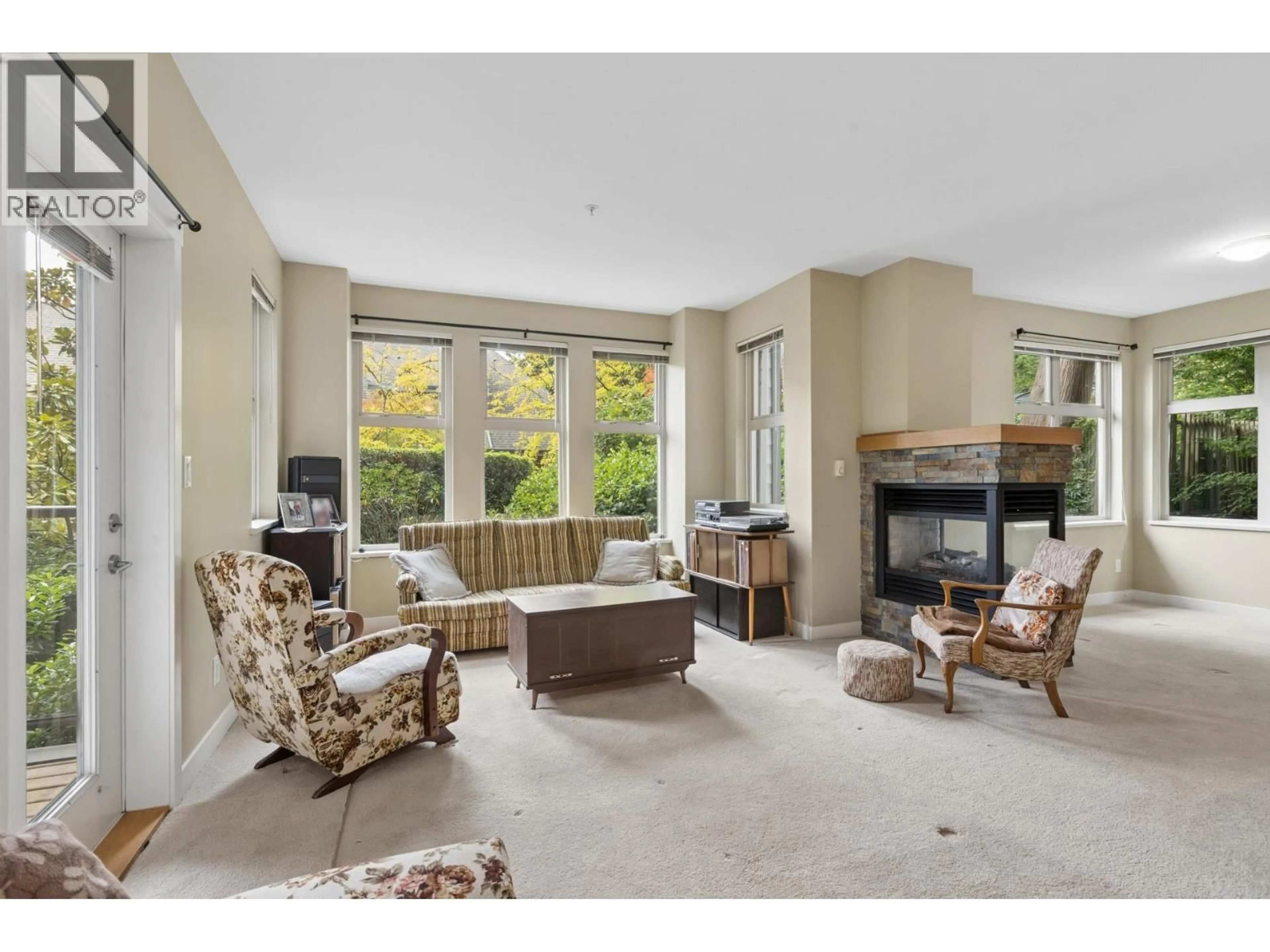 Living room with furniture, unknown for 206 - 188 29TH STREET, North Vancouver British Columbia V7N0A2