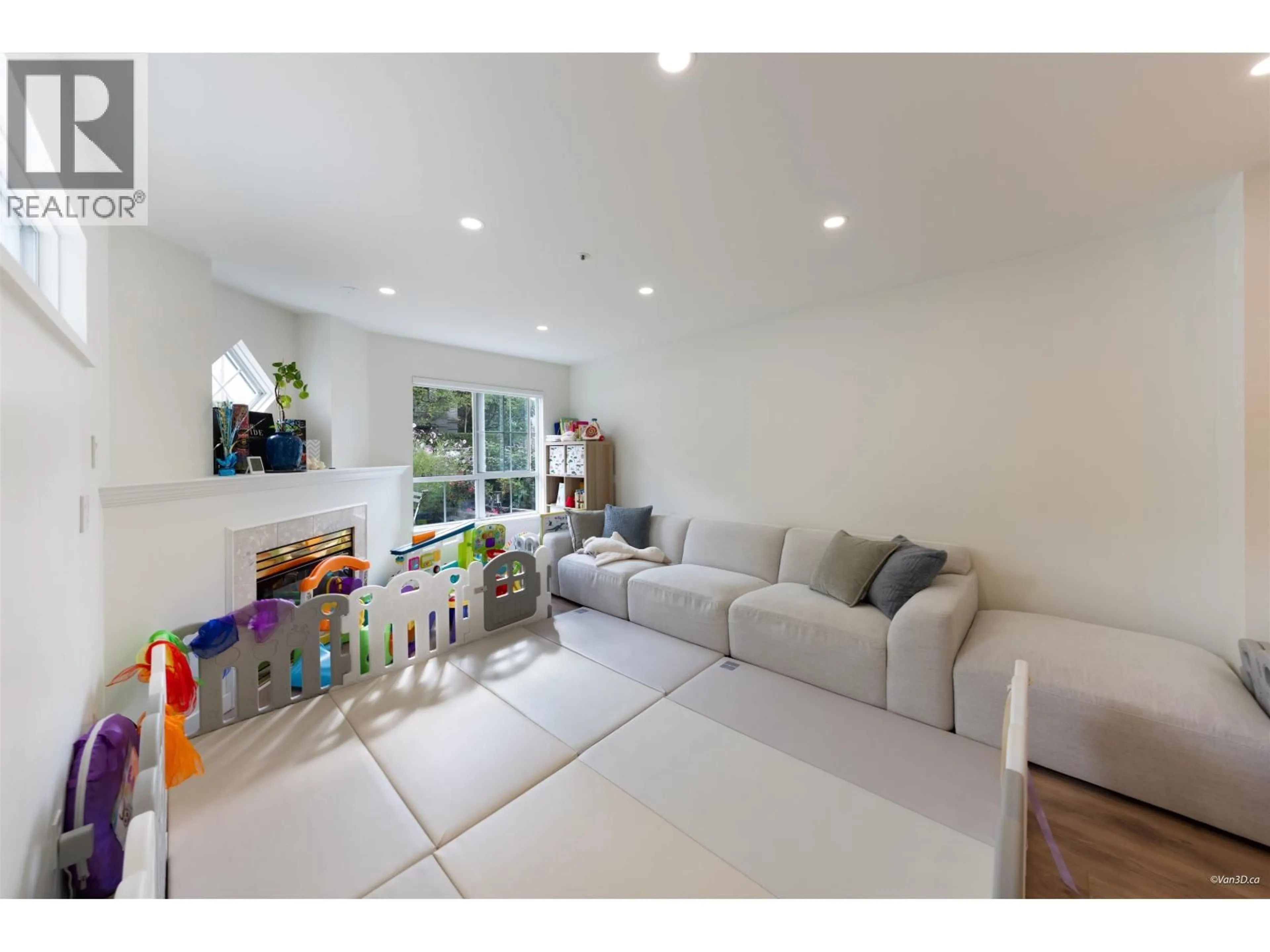 Living room with furniture, unknown for 113 - 2960 PRINCESS CRESCENT, Coquitlam British Columbia V3B7P2