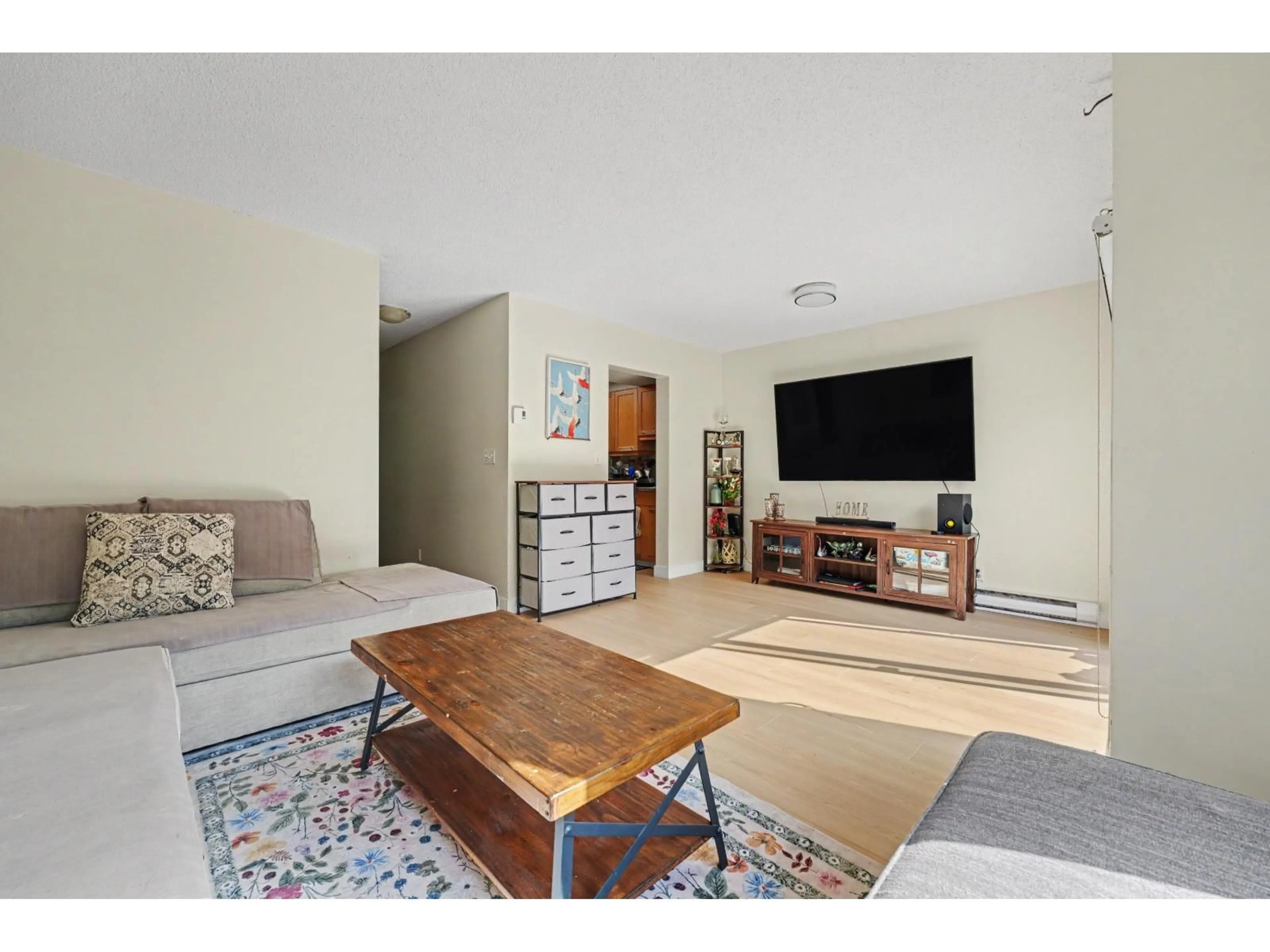 Living room with furniture, unknown for 94 - 13880 74 AVENUE, Surrey British Columbia V3W7E6