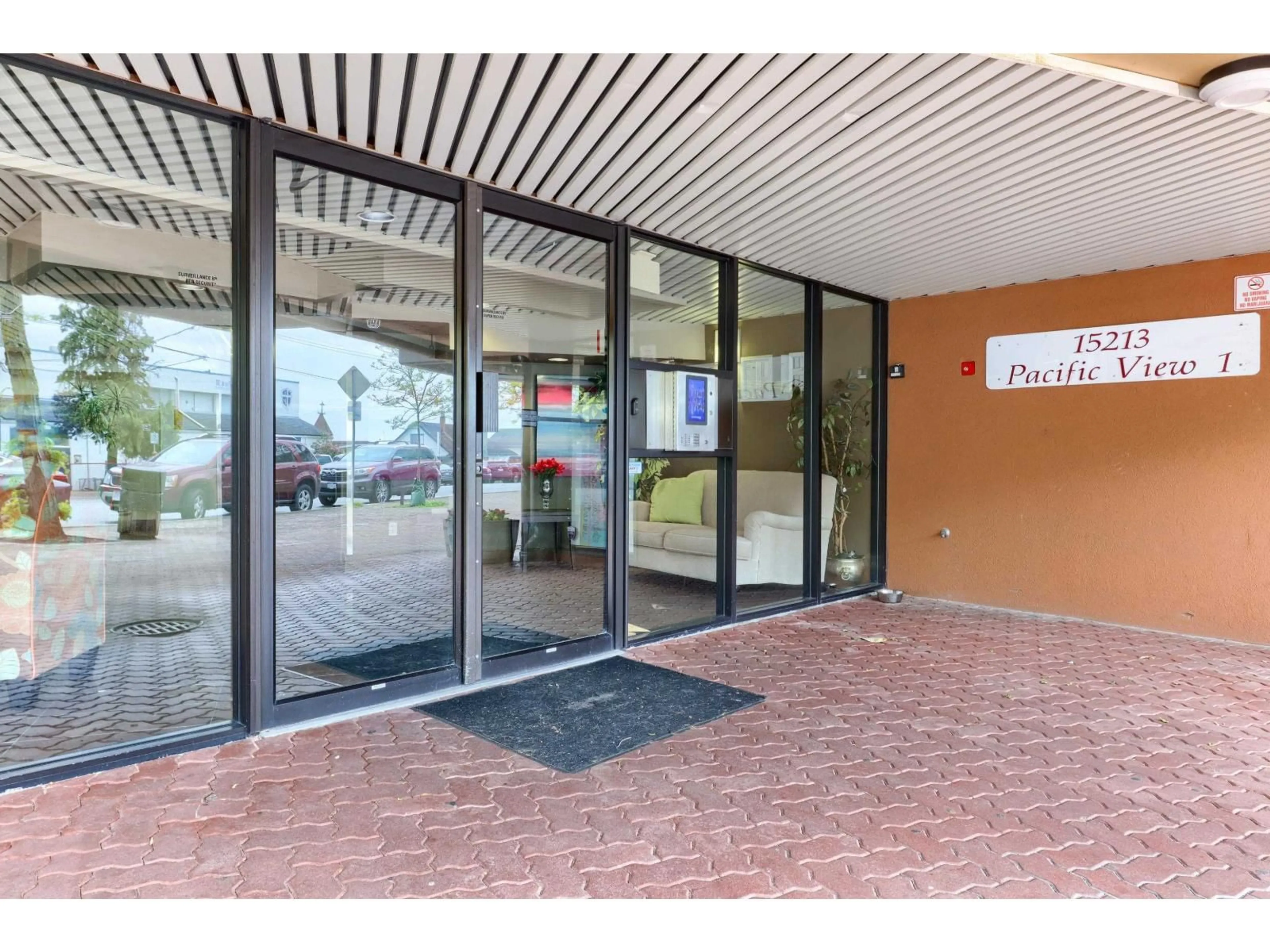 Indoor foyer for 205 - 15213 PACIFIC AVENUE, White Rock British Columbia V4B1P8