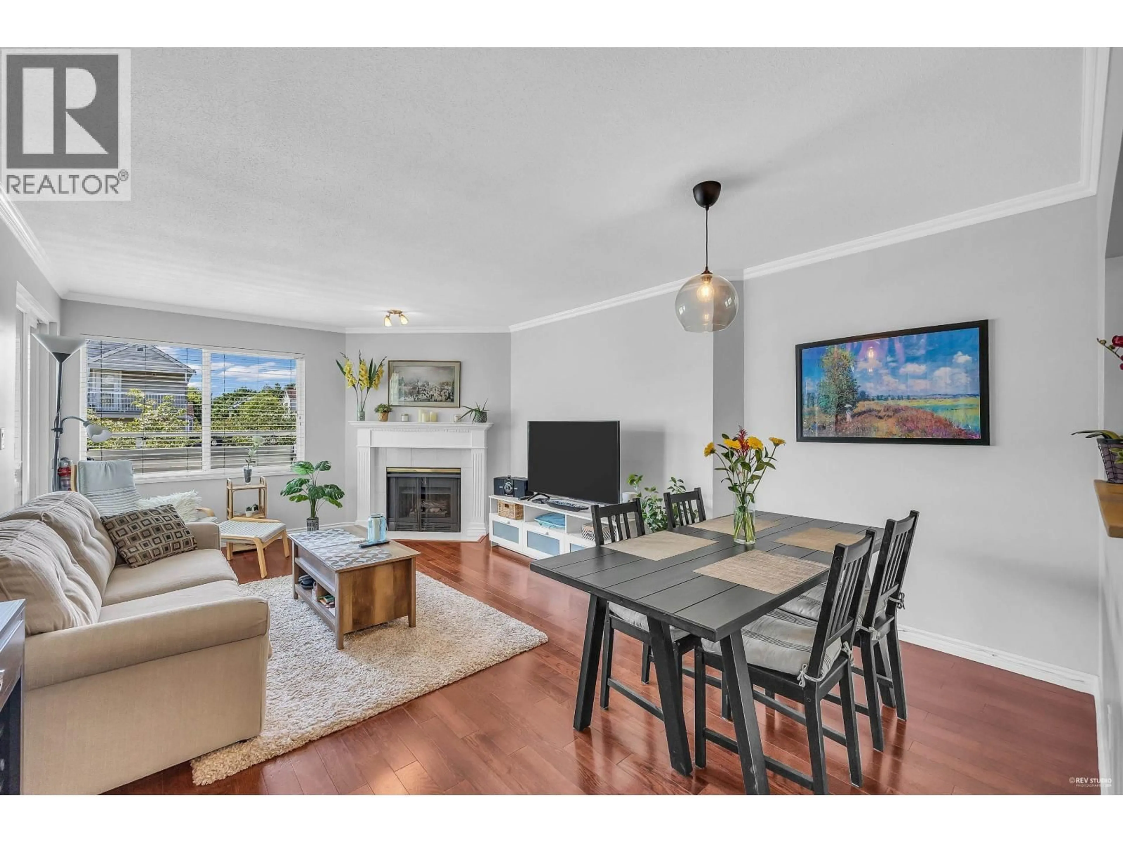 Living room with furniture, wood/laminate floor for 15 - 5661 LADNER TRUNK ROAD, Delta British Columbia V4K1X3