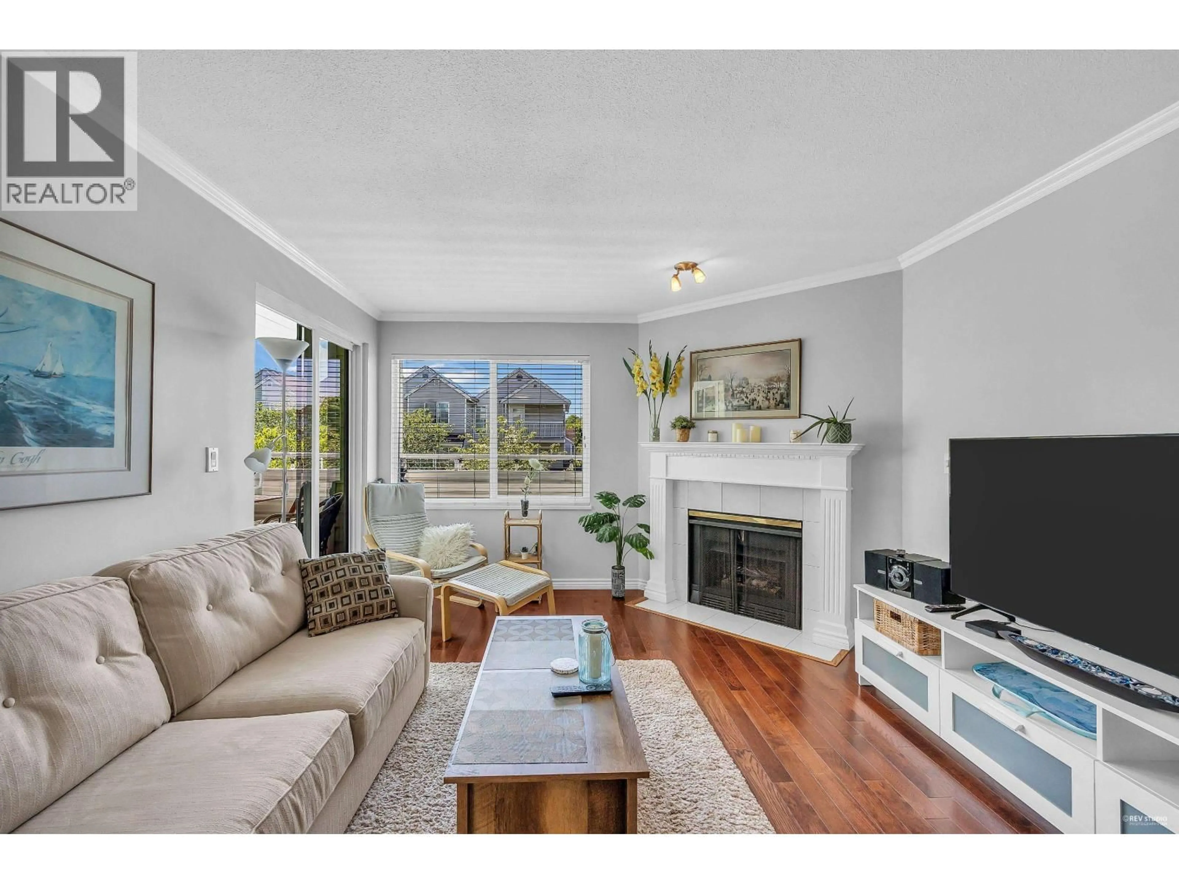 Living room with furniture, wood/laminate floor for 15 - 5661 LADNER TRUNK ROAD, Delta British Columbia V4K1X3