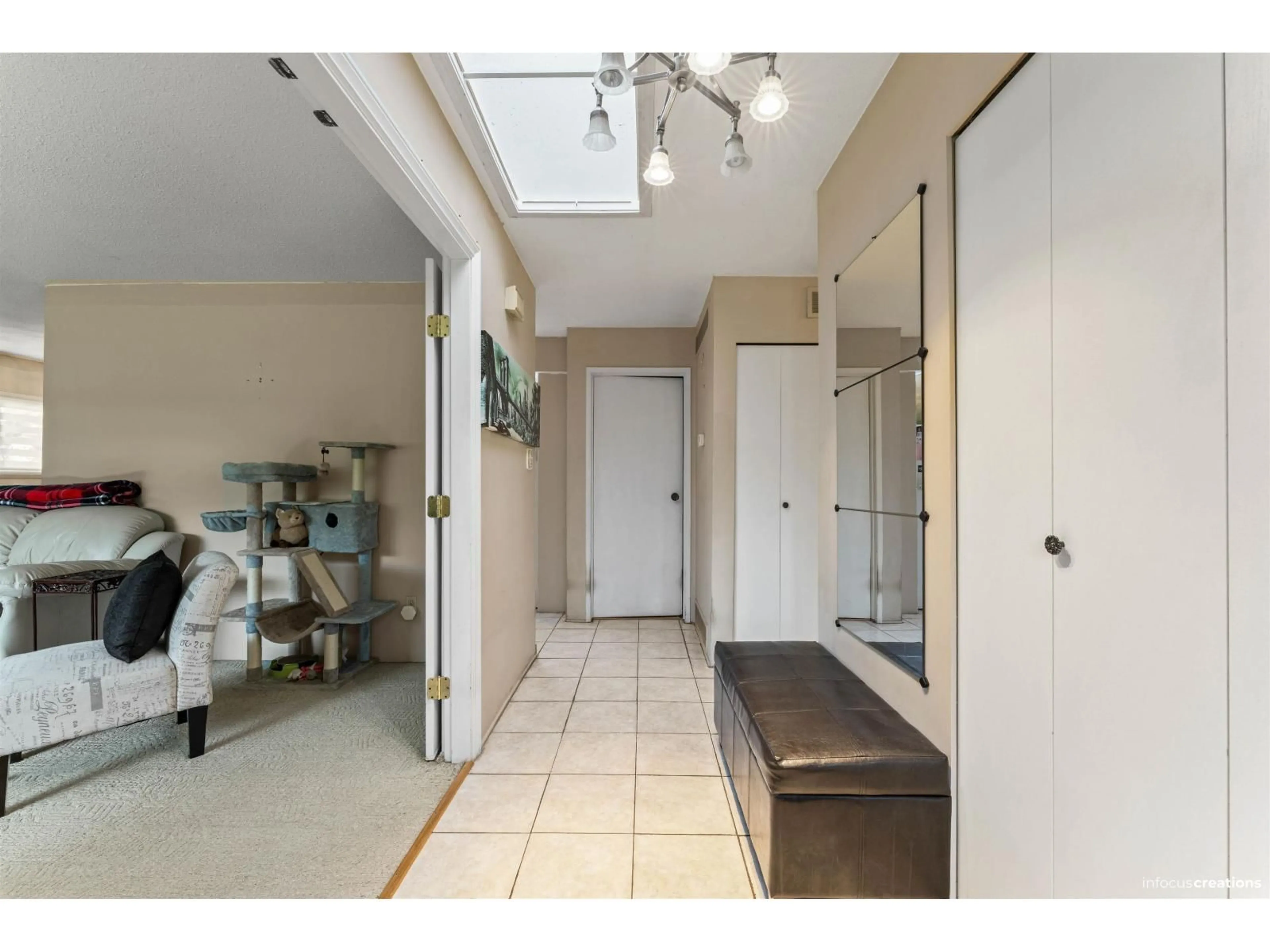 Indoor entryway for 15156 93 AVENUE, Surrey British Columbia V3R7C7