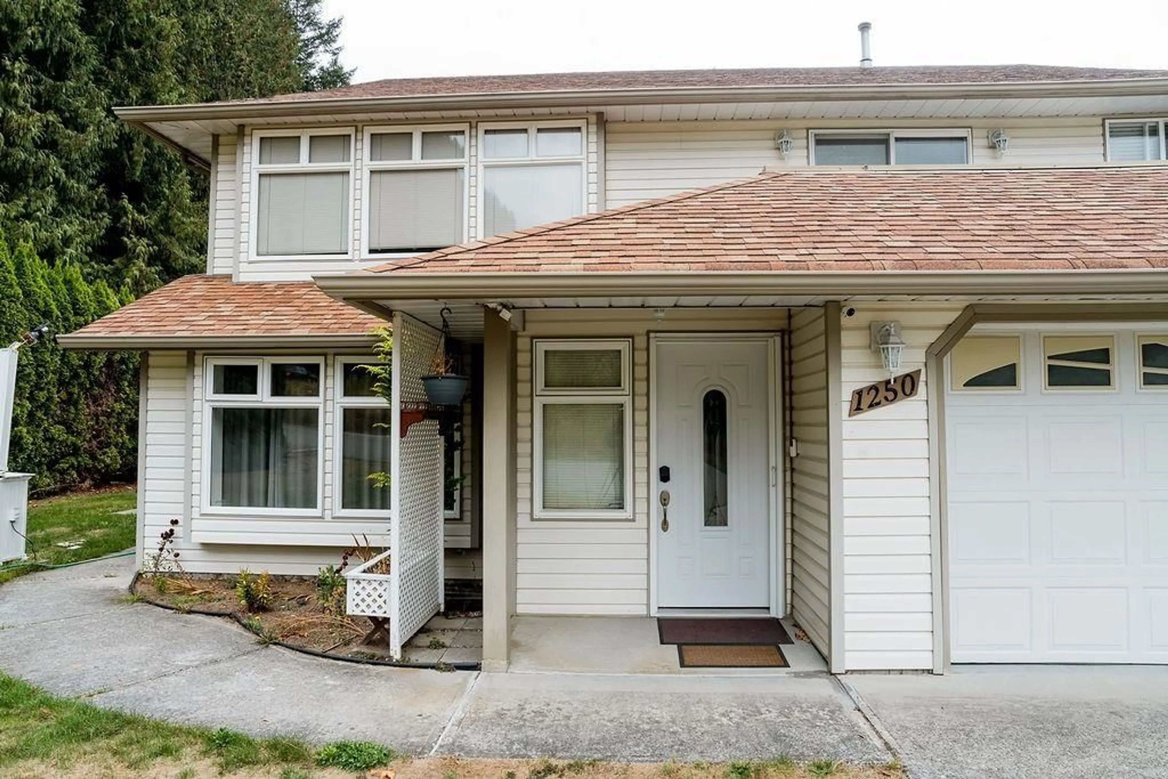 Home with vinyl exterior material, street for 1250 RYDER STREET, Hope British Columbia V0X1L4