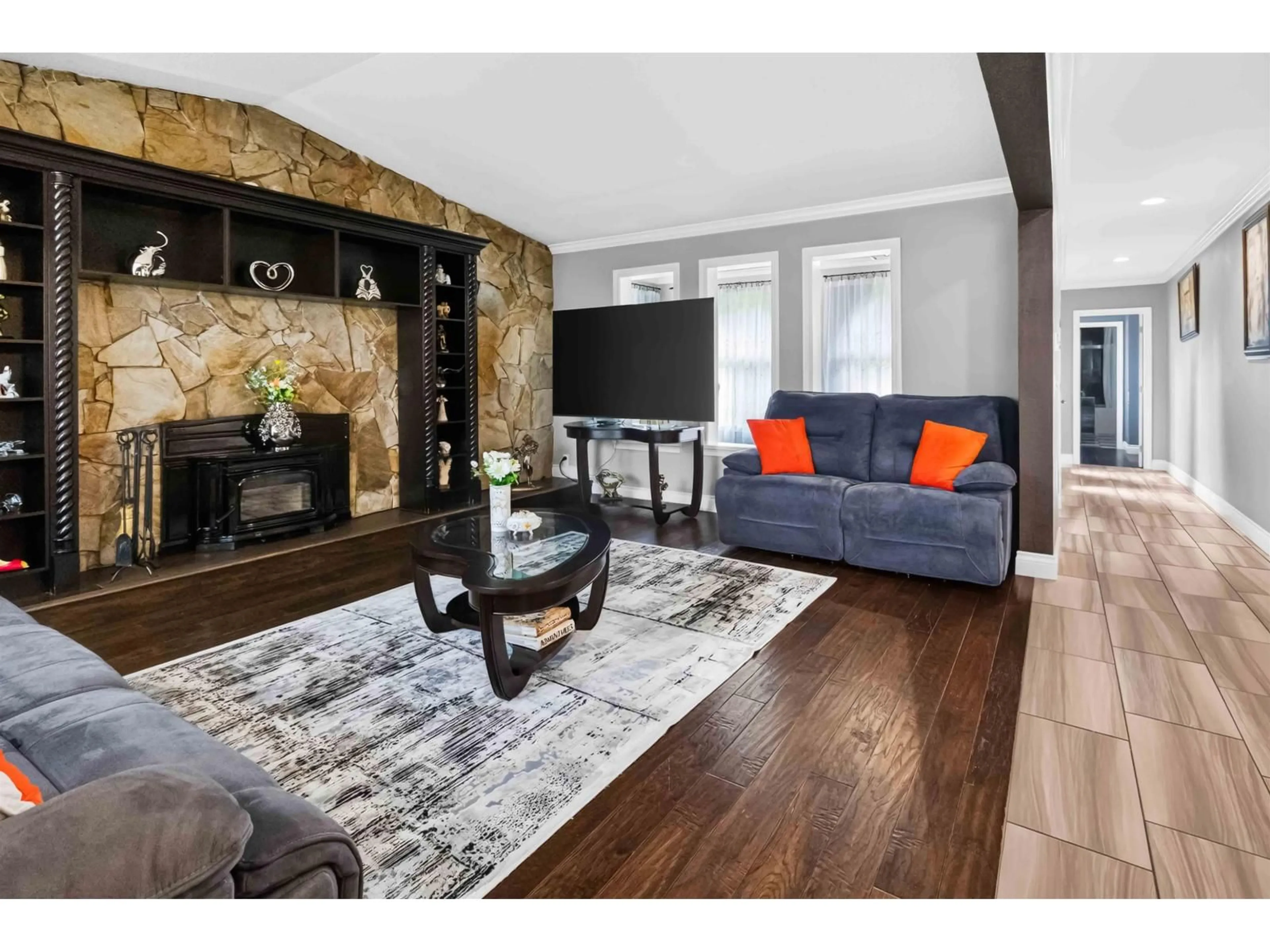 Living room with furniture, wood/laminate floor for 31663 TOWNSHIPLINE AVENUE, Mission British Columbia V4S1G3