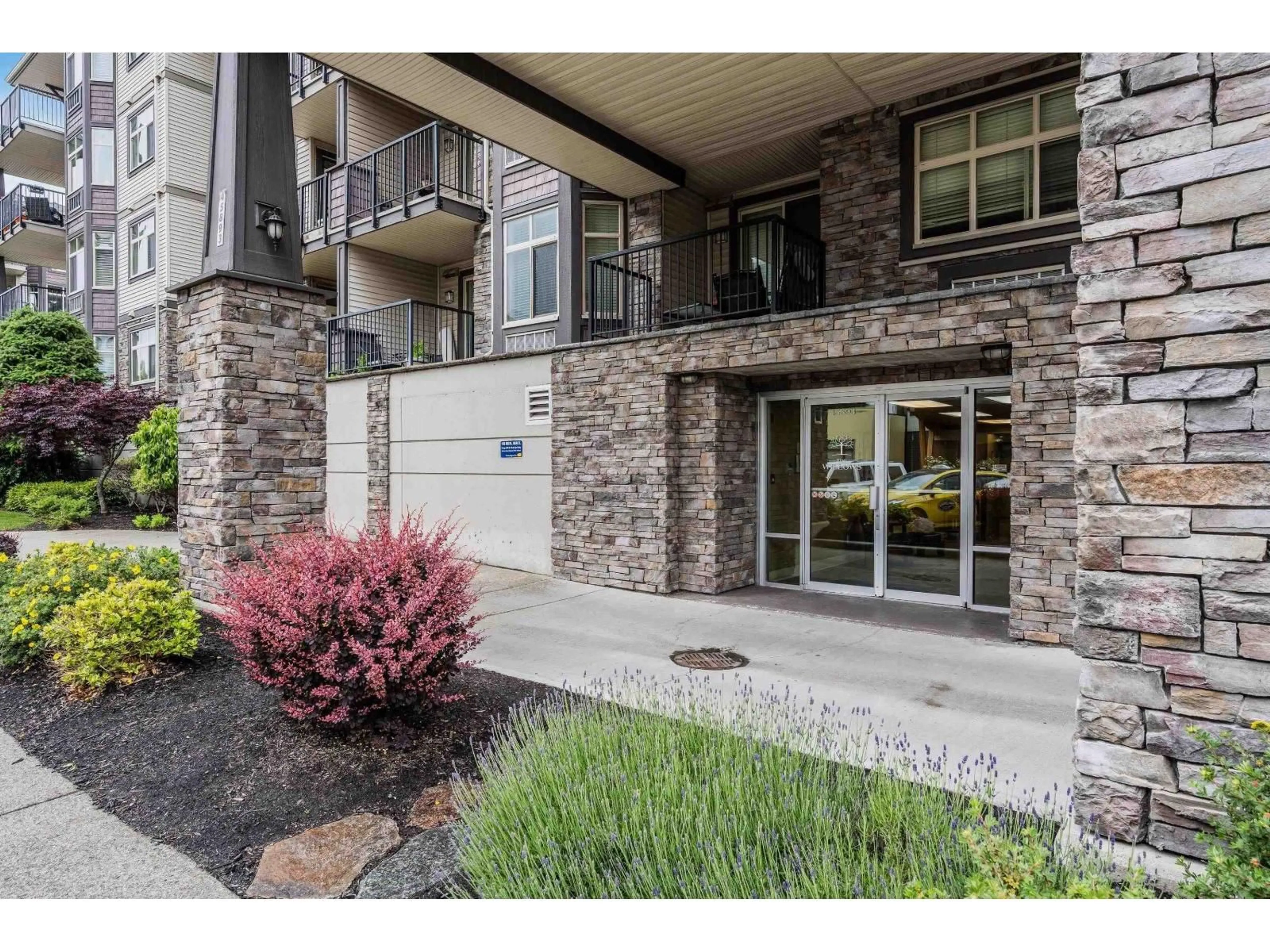 Indoor entryway for 412 - 45893 CHESTERFIELD AVENUE, Chilliwack British Columbia V2P1M5