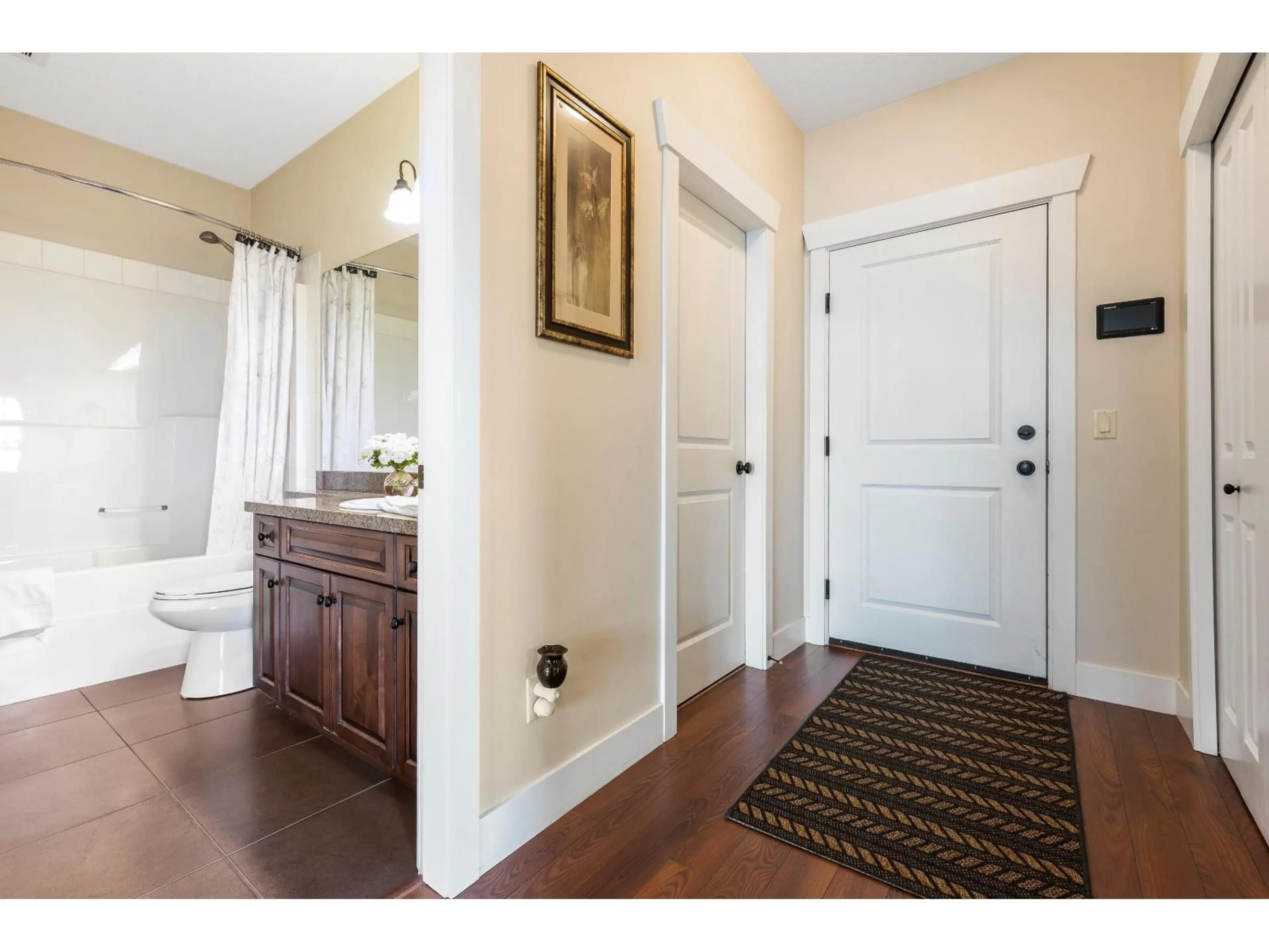 Indoor entryway for 412 - 45893 CHESTERFIELD AVENUE, Chilliwack British Columbia V2P1M5