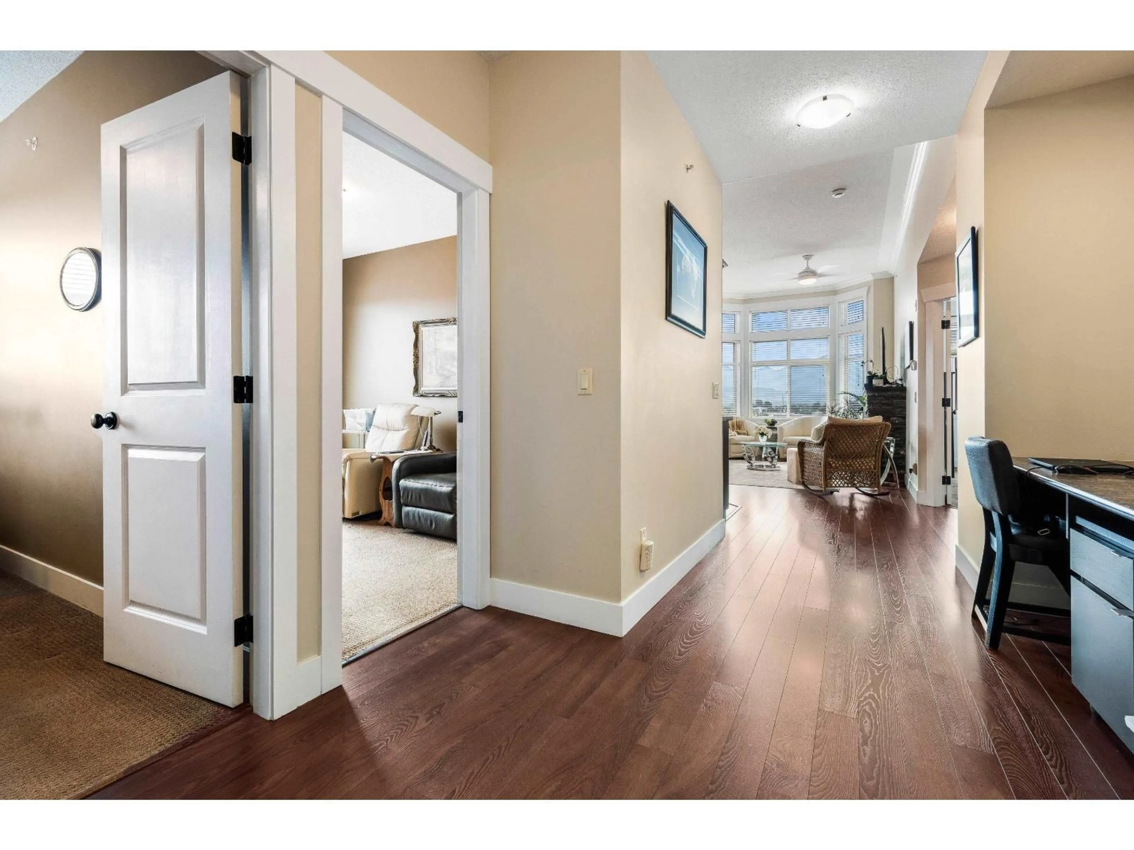 Indoor entryway for 412 - 45893 CHESTERFIELD AVENUE, Chilliwack British Columbia V2P1M5