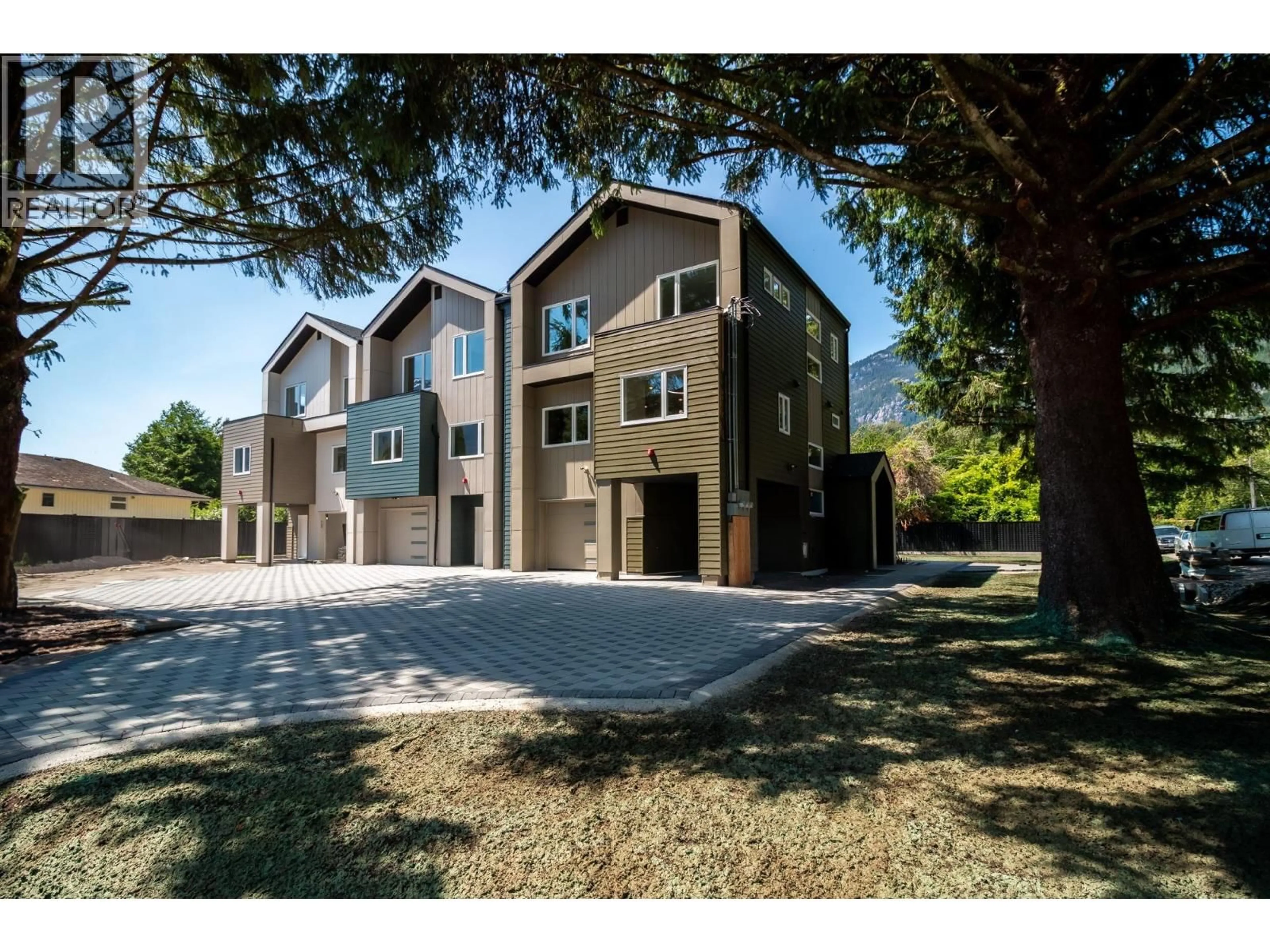 A pic from outside/outdoor area/front of a property/back of a property/a pic from drone, street for 1108 MAGEE STREET, Squamish British Columbia V8B0E8