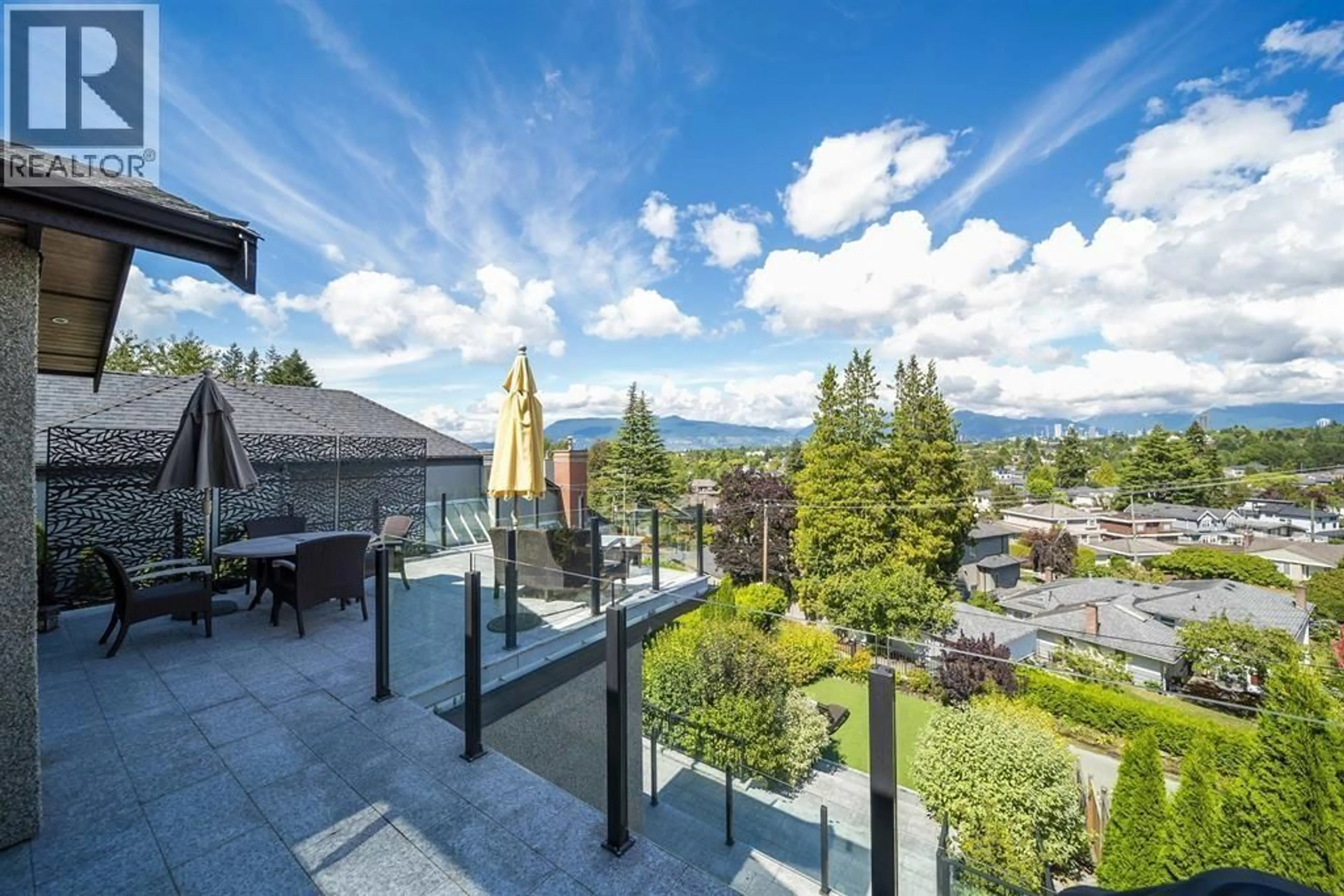 A pic from outside/outdoor area/front of a property/back of a property/a pic from drone, mountain view for 4578 PUGET DRIVE, Vancouver British Columbia V6L2V8