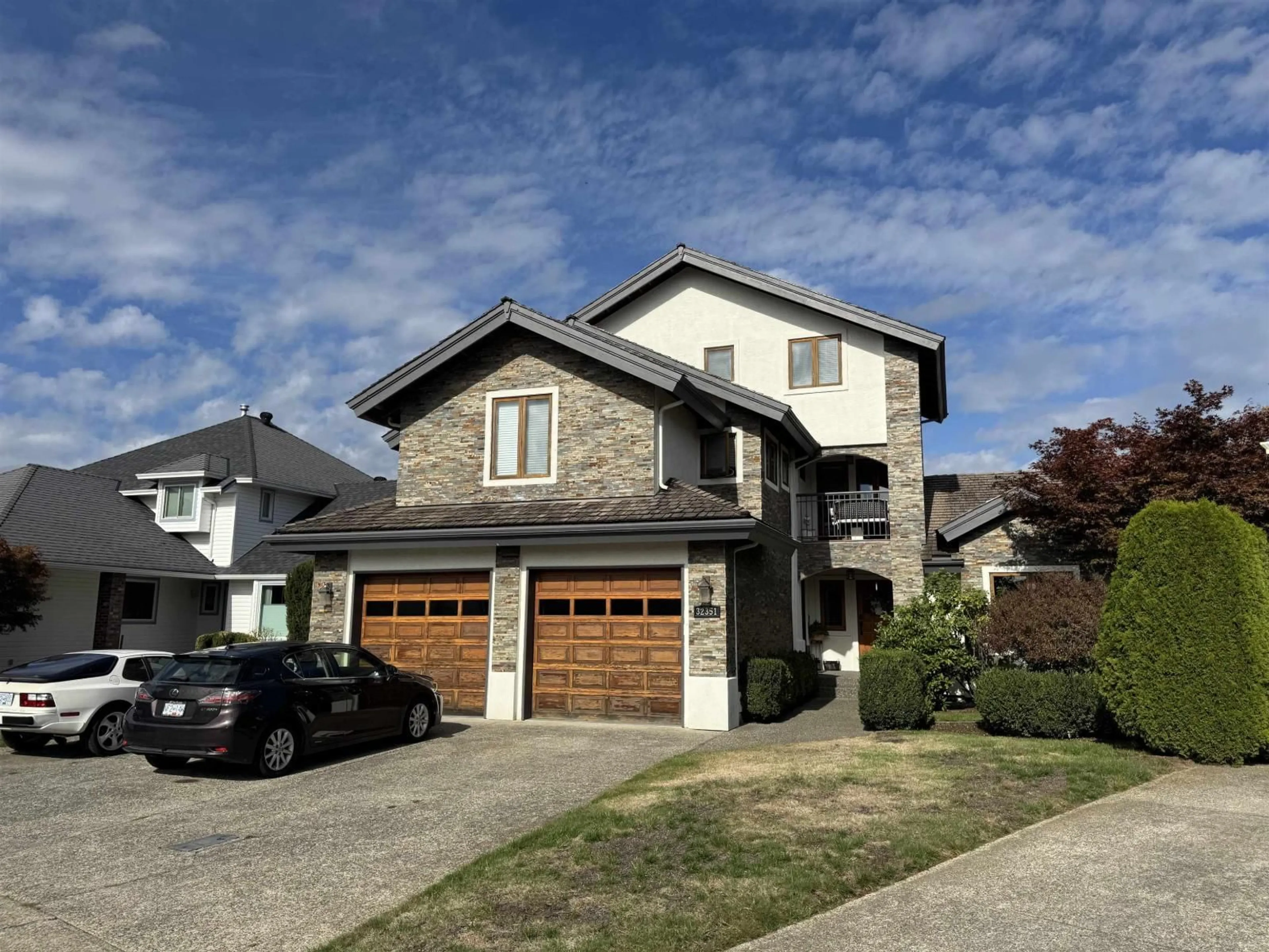 Home with vinyl exterior material, street for 32351 NAKUSP DRIVE, Abbotsford British Columbia V2T5C6