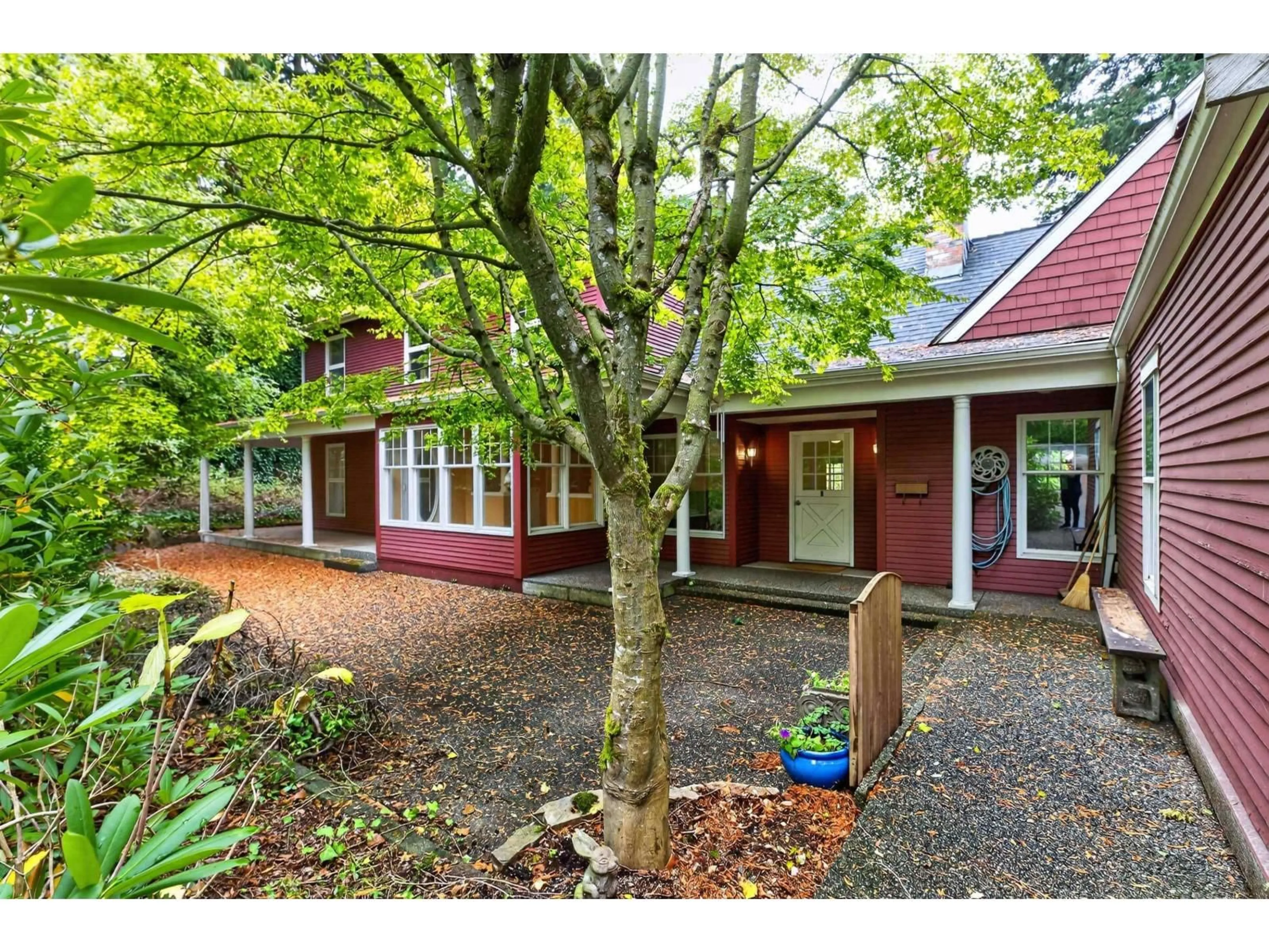 A pic from outside/outdoor area/front of a property/back of a property/a pic from drone, unknown for 2555 128 STREET, Surrey British Columbia V4A3W4