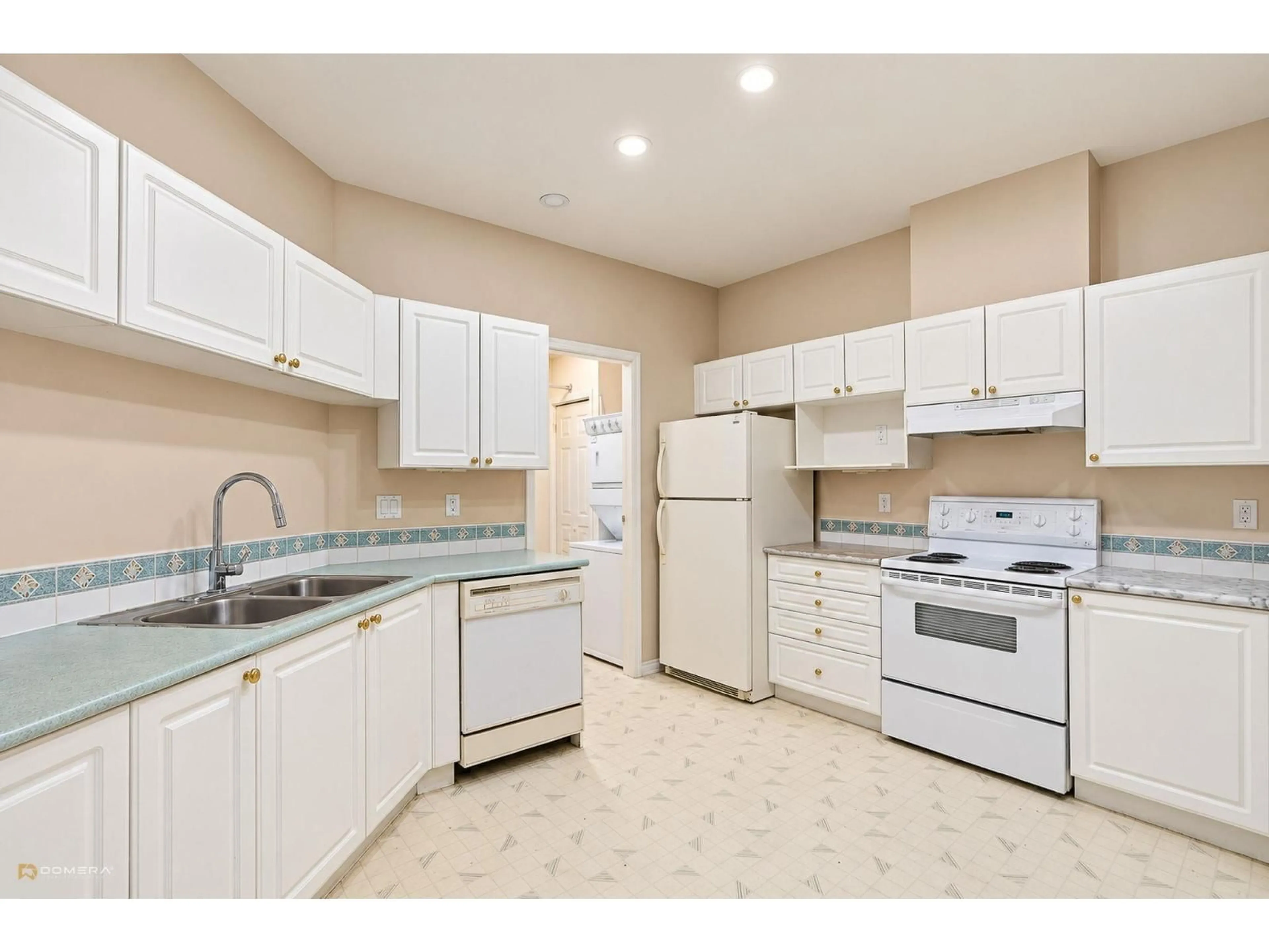 Standard kitchen, unknown for 109 - 10320 156 STREET, Surrey British Columbia V3R4L8