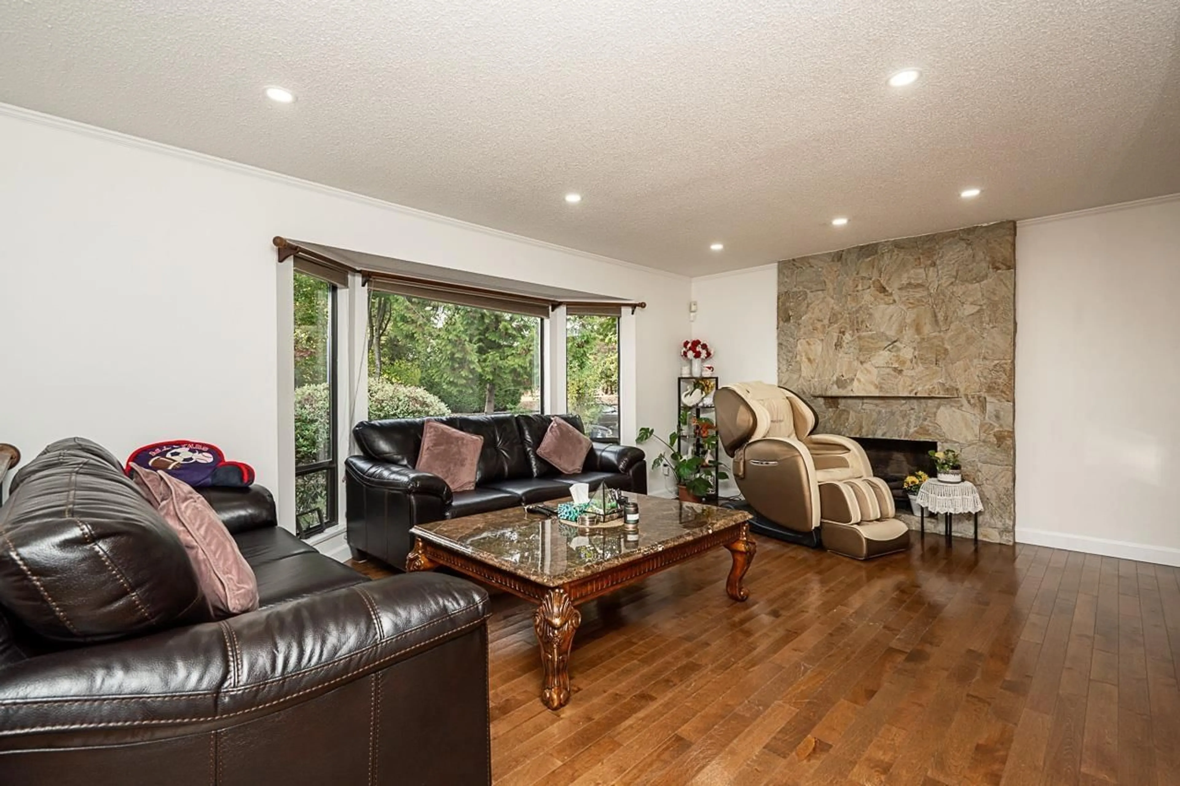 Living room with furniture, wood/laminate floor for 8448 154 STREET, Surrey British Columbia V3S6H3