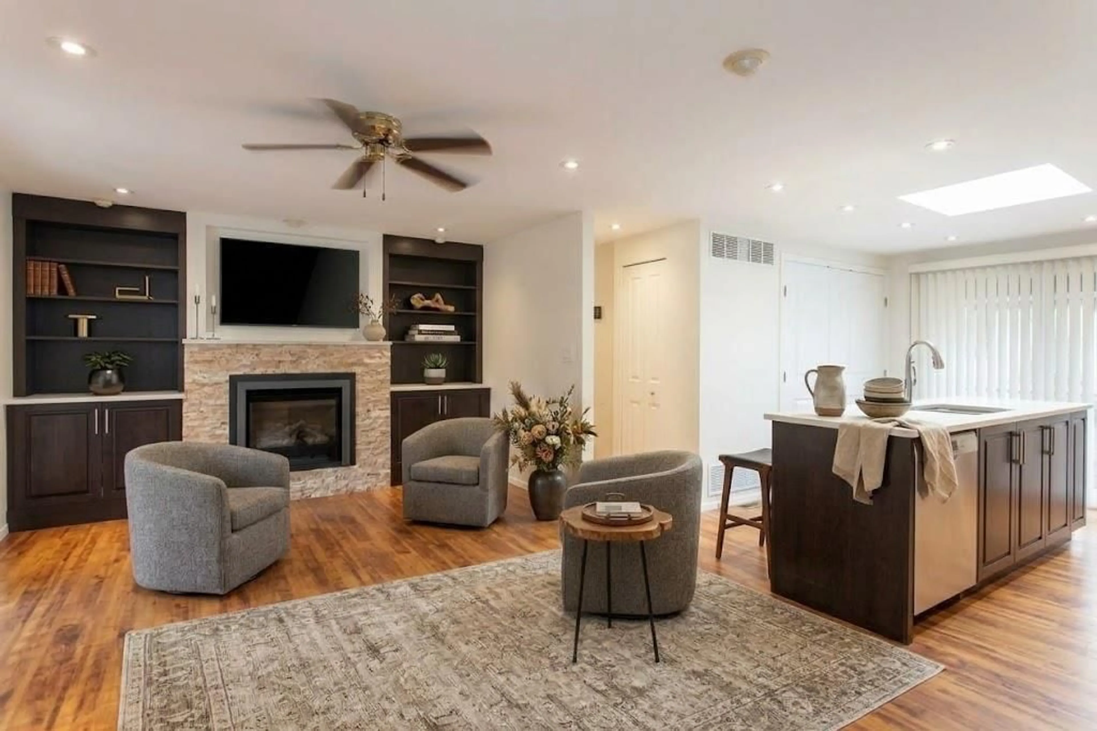 Living room with furniture, unknown for 7 - 3031 200 STREET, Langley British Columbia V2Z1N5