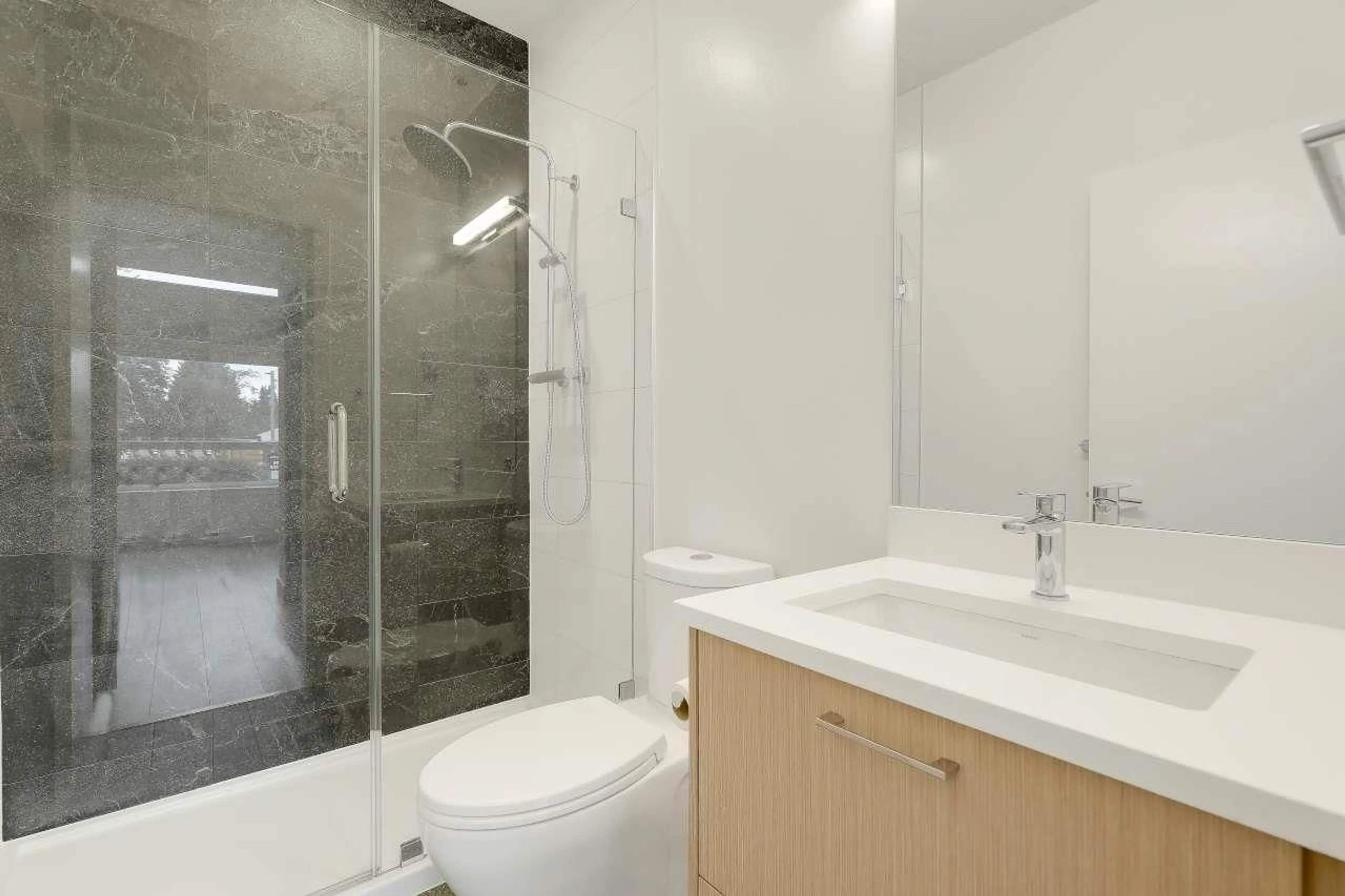 Standard bathroom, ceramic/tile floor for 119 - 10777 138 STREET, Surrey British Columbia V3T0T5