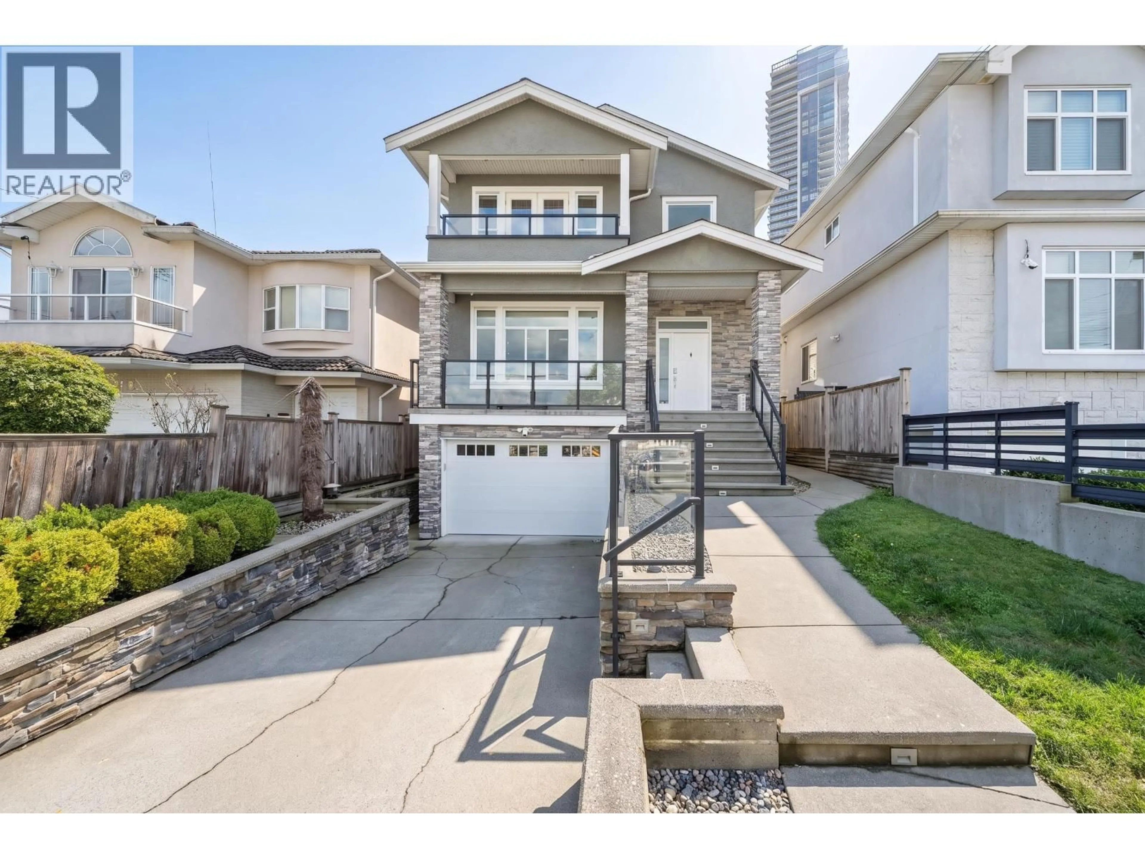 Home with vinyl exterior material, street for 4758 MAITLAND, Burnaby British Columbia V5H1N2
