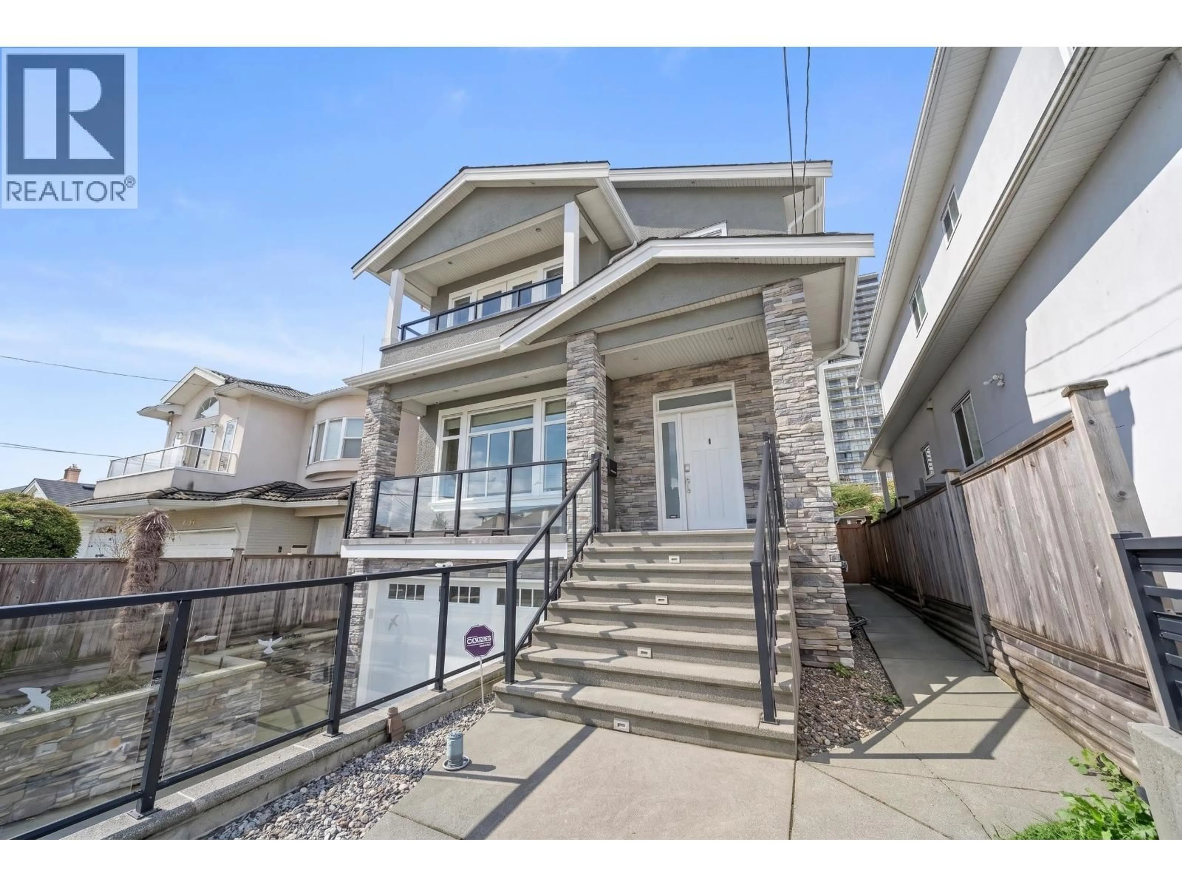 Home with vinyl exterior material, street for 4758 MAITLAND, Burnaby British Columbia V5H1N2