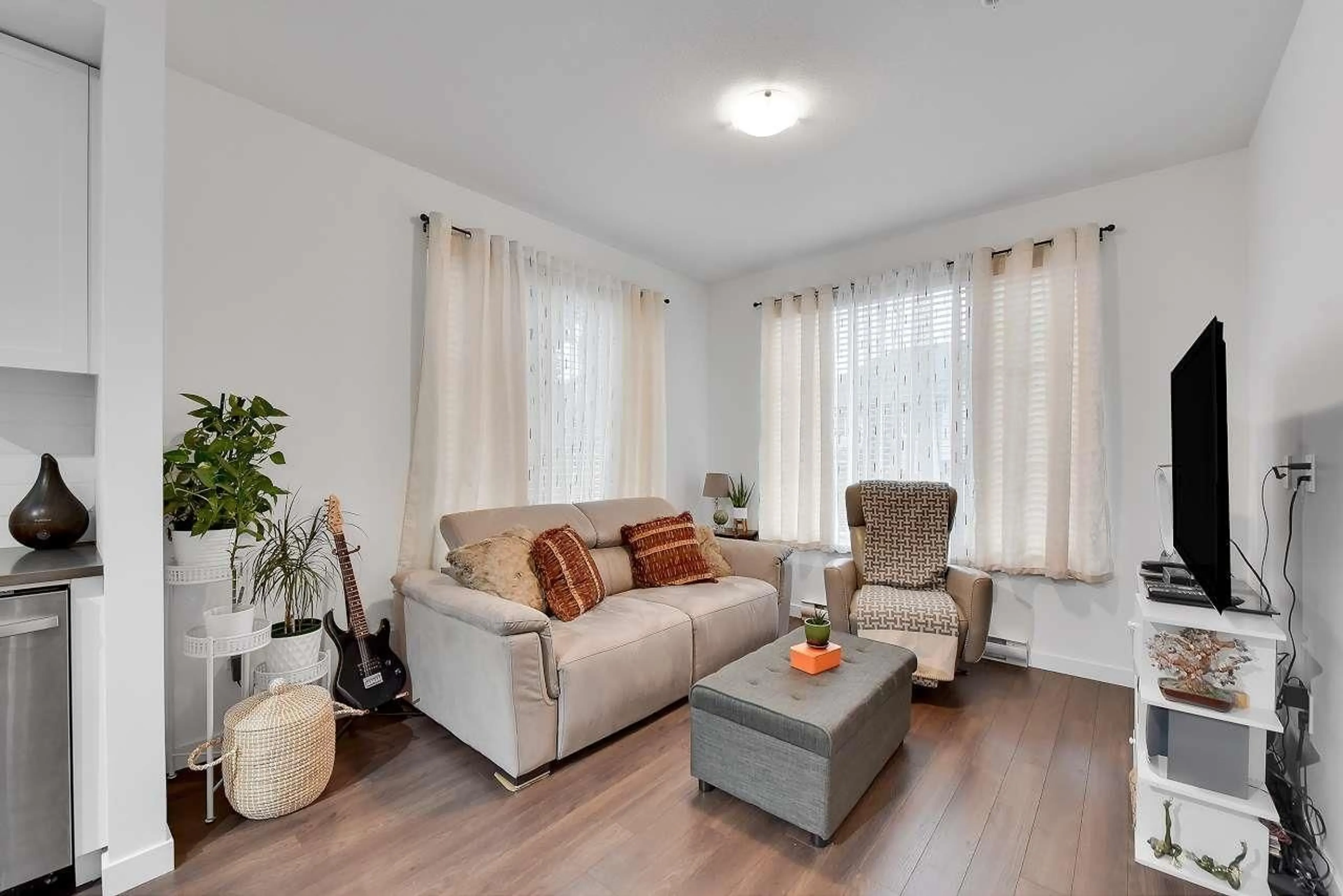 Living room with furniture, wood/laminate floor for 209 - 15835 85 AVENUE, Surrey British Columbia V4N6W6