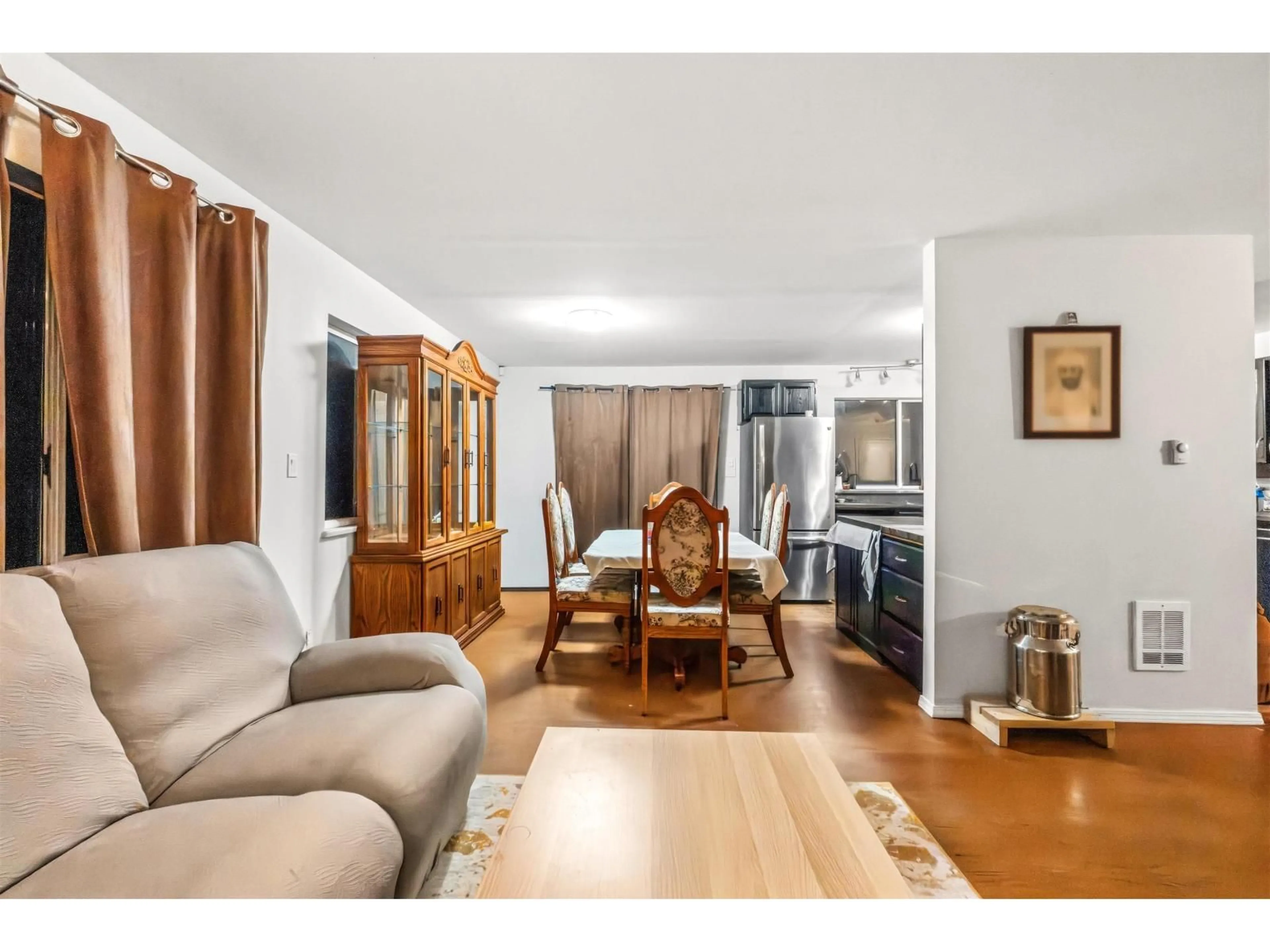 Living room with furniture, wood/laminate floor for 10032 122 STREET, Surrey British Columbia V3V4M5