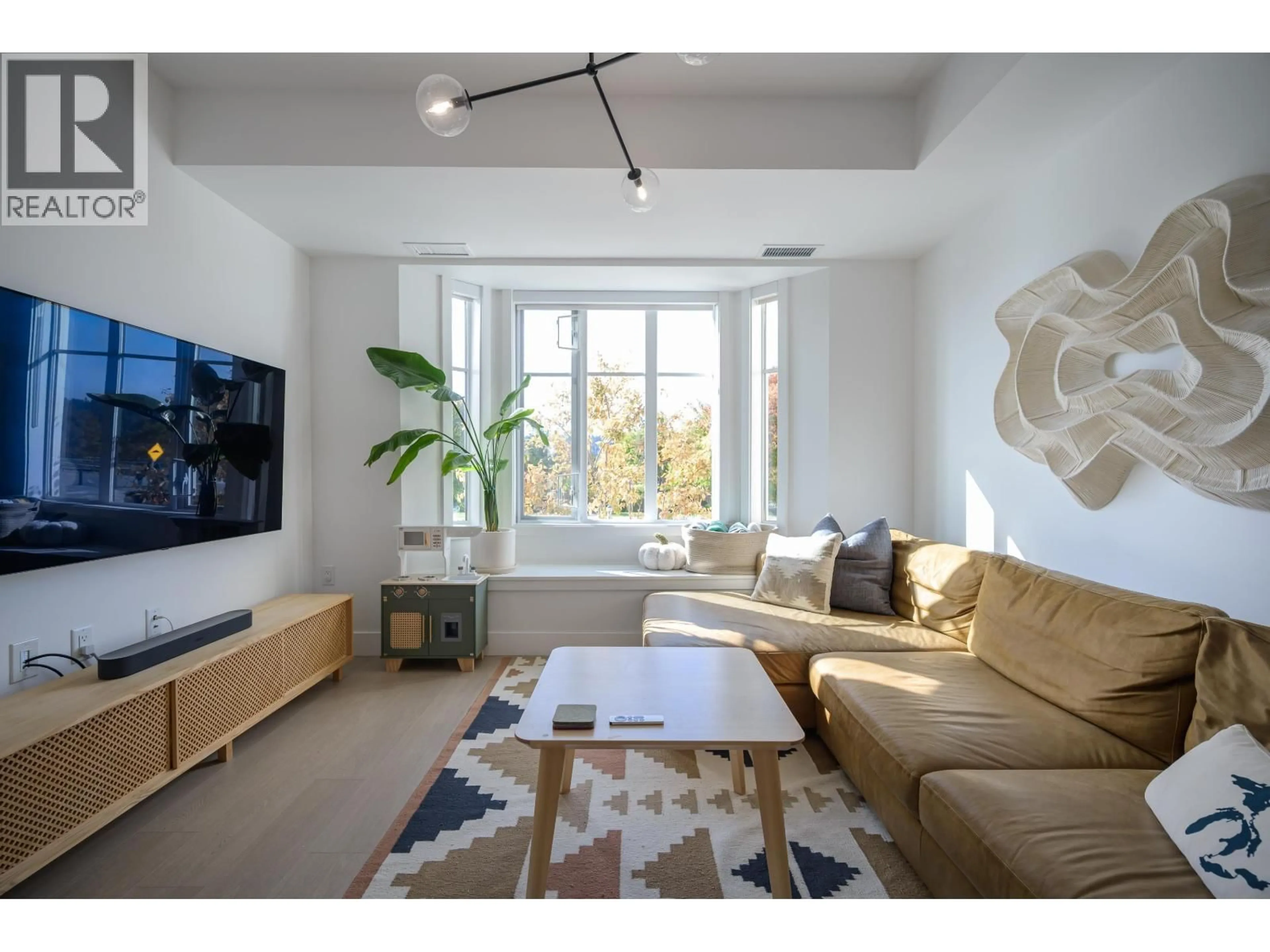 Living room with furniture, unknown for 6363 SOUTHLANDS DRIVE, Delta British Columbia V4L0B5