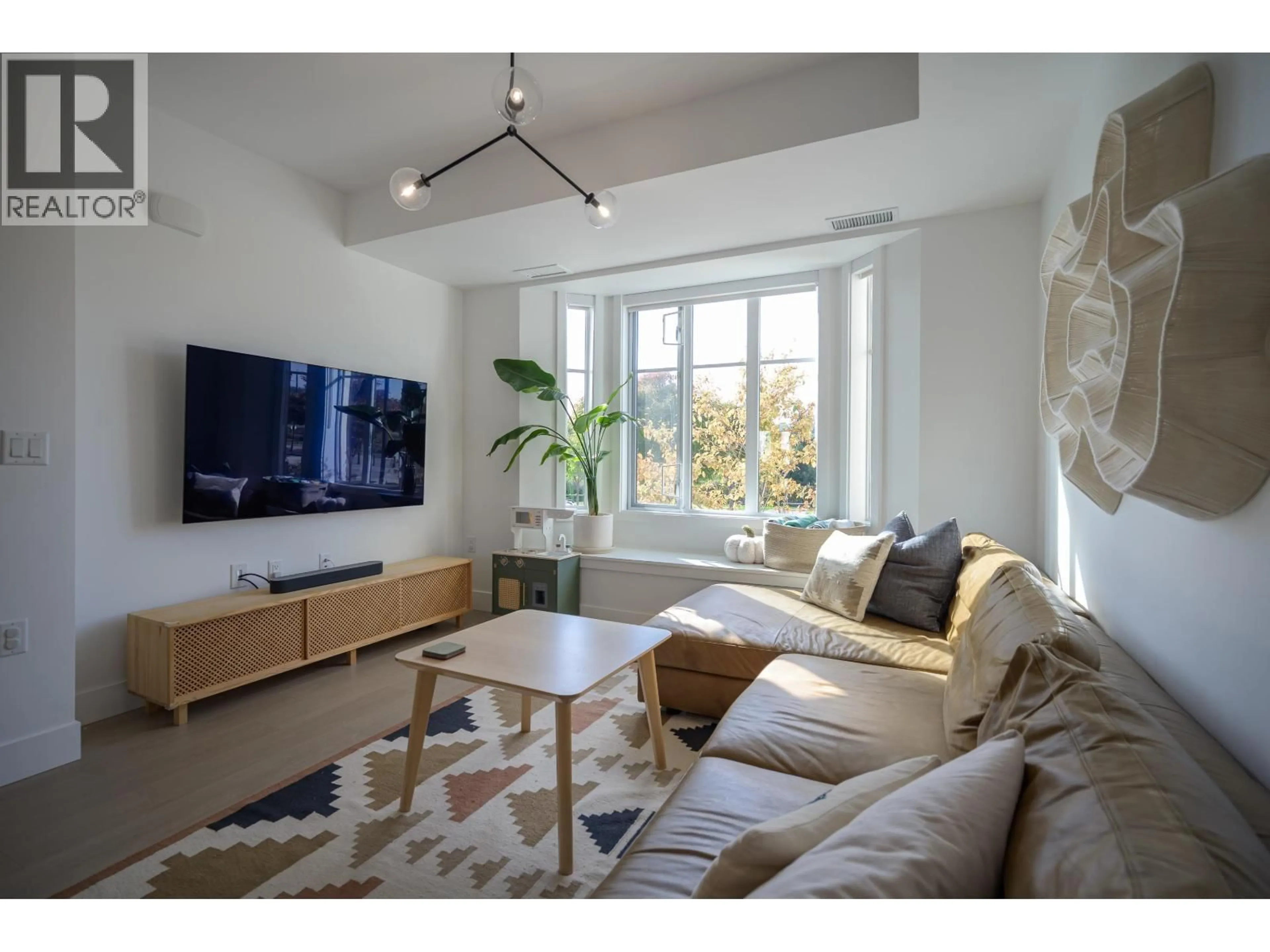 Living room with furniture, unknown for 6363 SOUTHLANDS DRIVE, Delta British Columbia V4L0B5