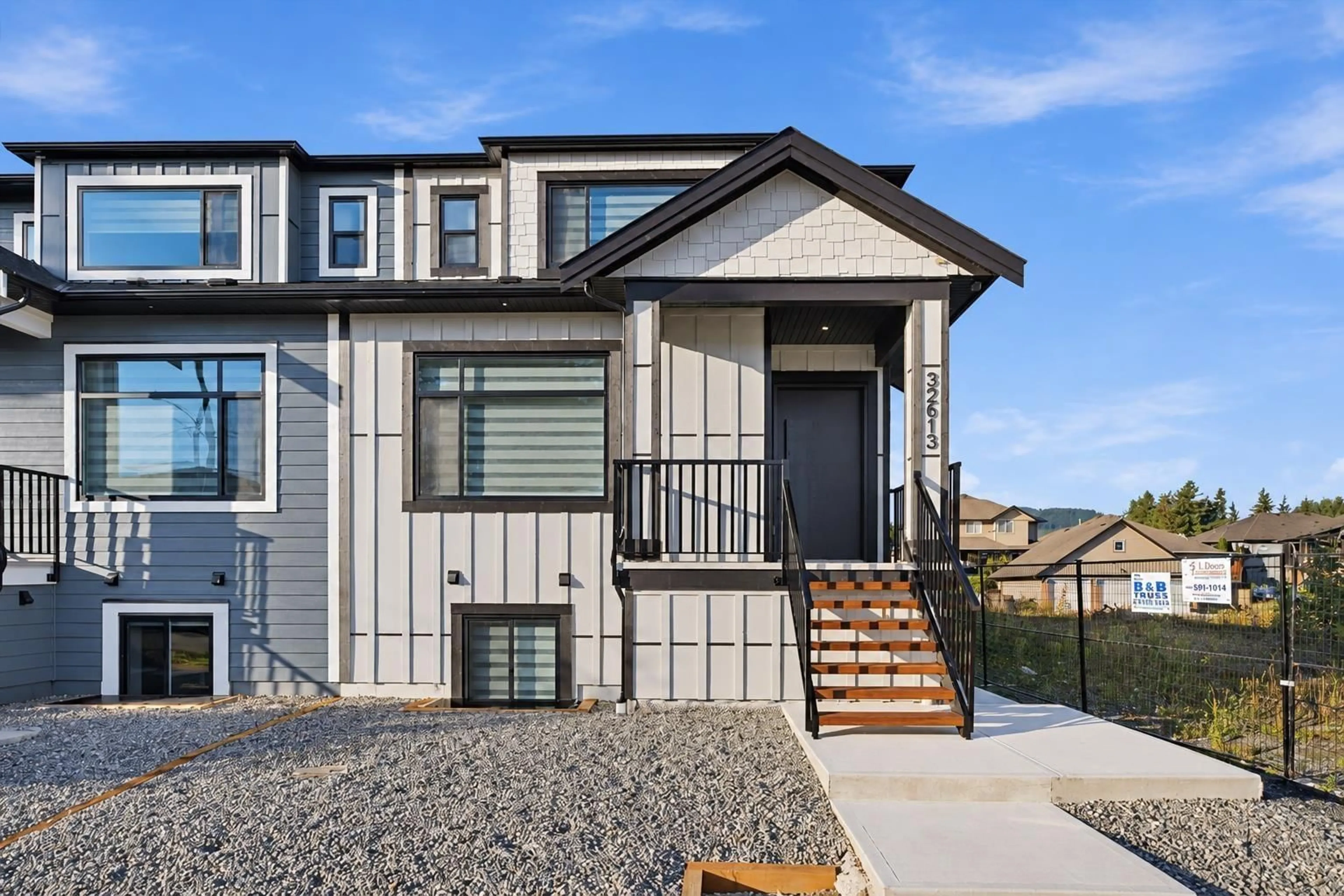 Home with vinyl exterior material, street for 32613 CHERRY AVENUE, Mission British Columbia V2V2T8