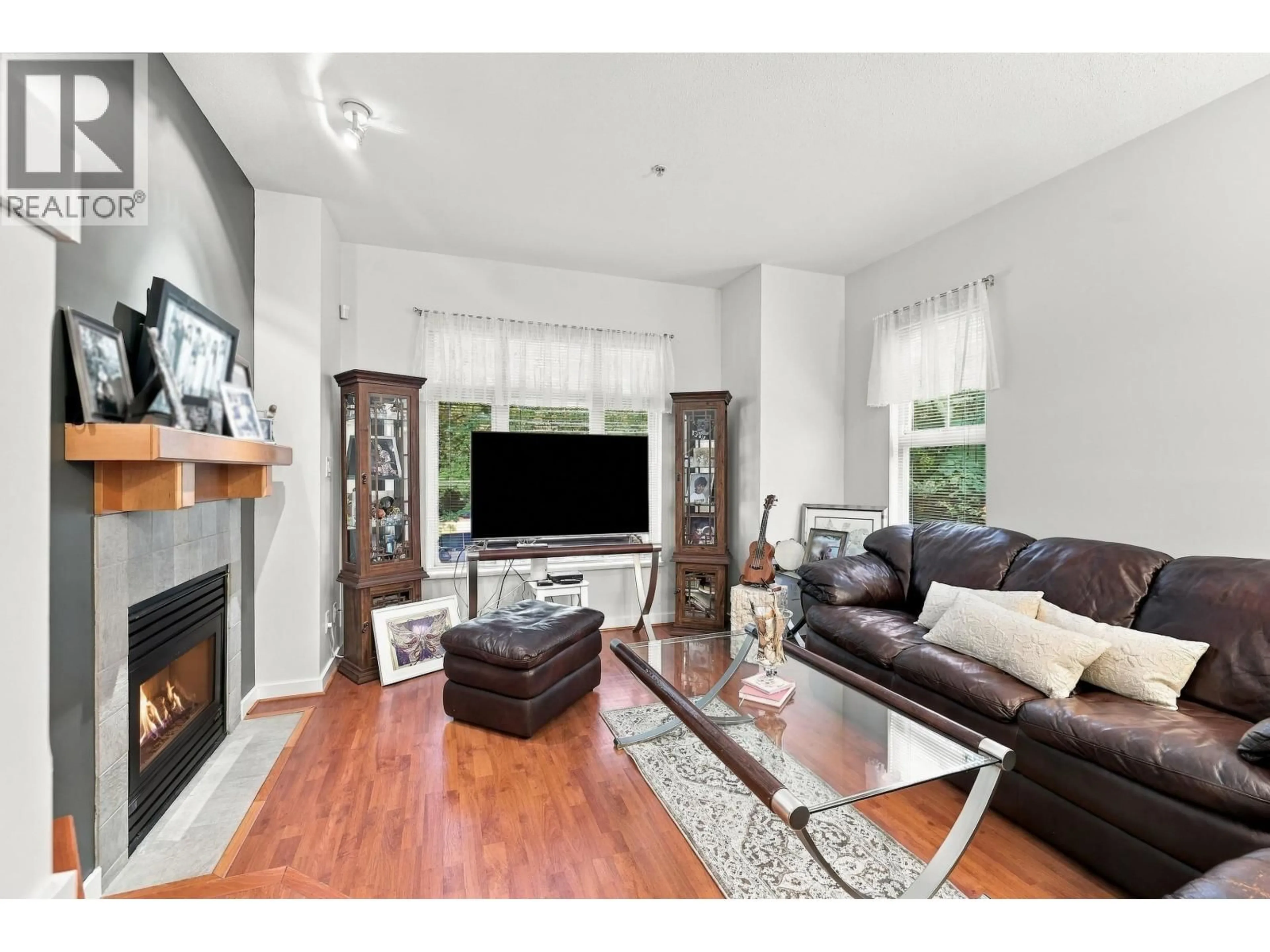 Living room with furniture, wood/laminate floor for 246 - 600 PARK CRESCENT, New Westminster British Columbia V3L5W1