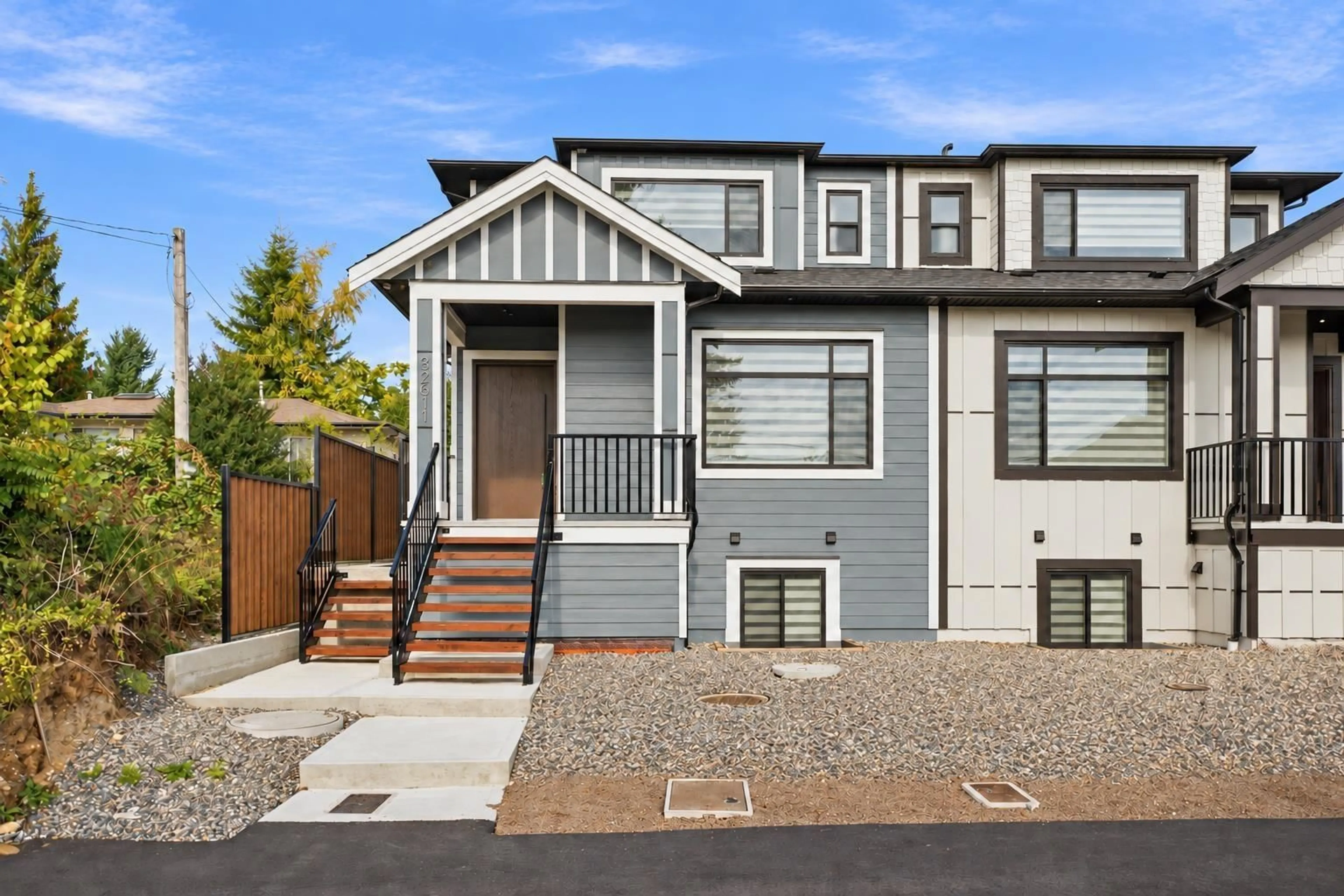Home with vinyl exterior material, street for 32611 CHERRY AVENUE, Mission British Columbia V2V2T8