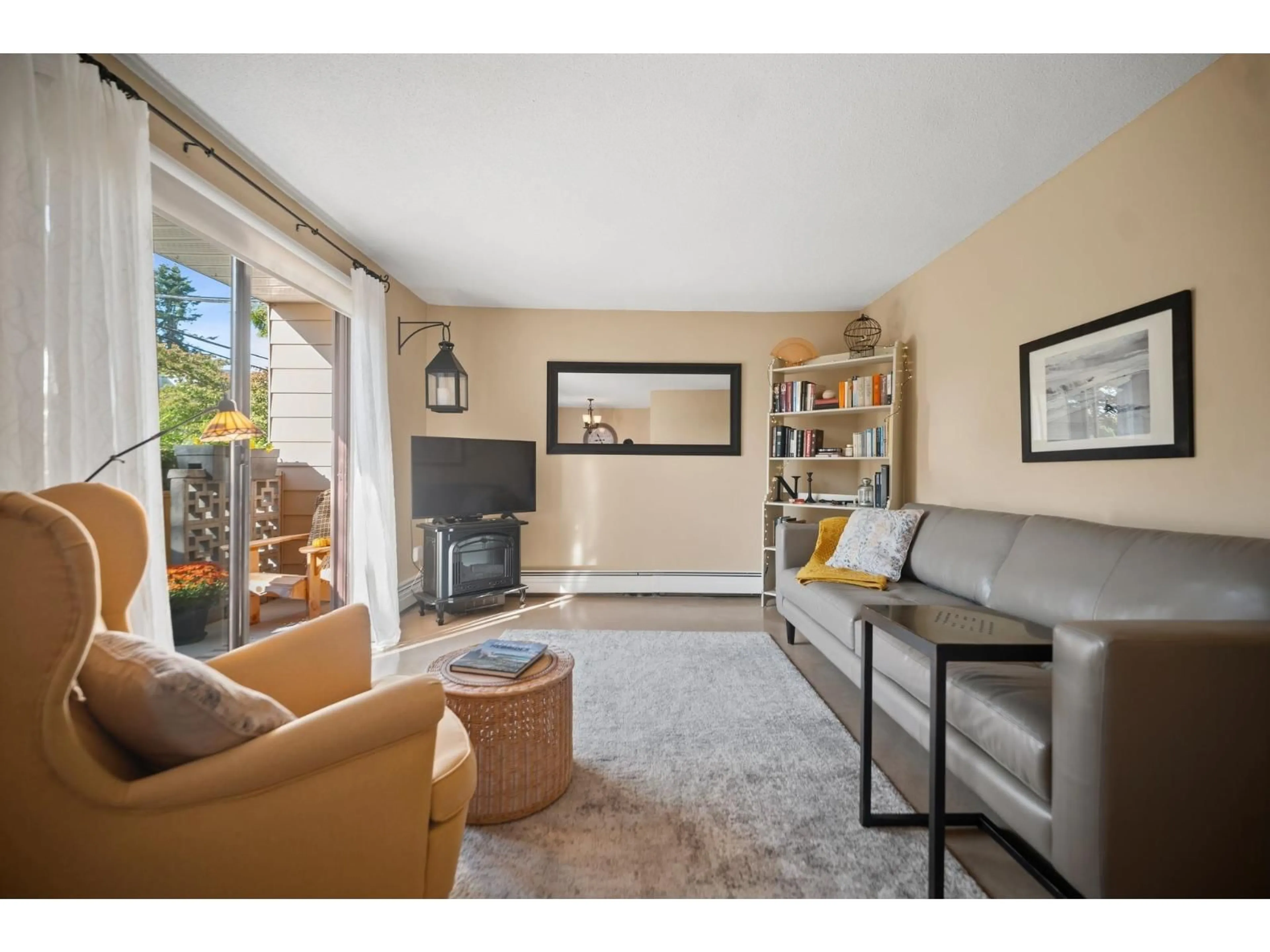 Living room with furniture, unknown for 101 - 1442 BLACKWOOD STREET, White Rock British Columbia V4B3V5