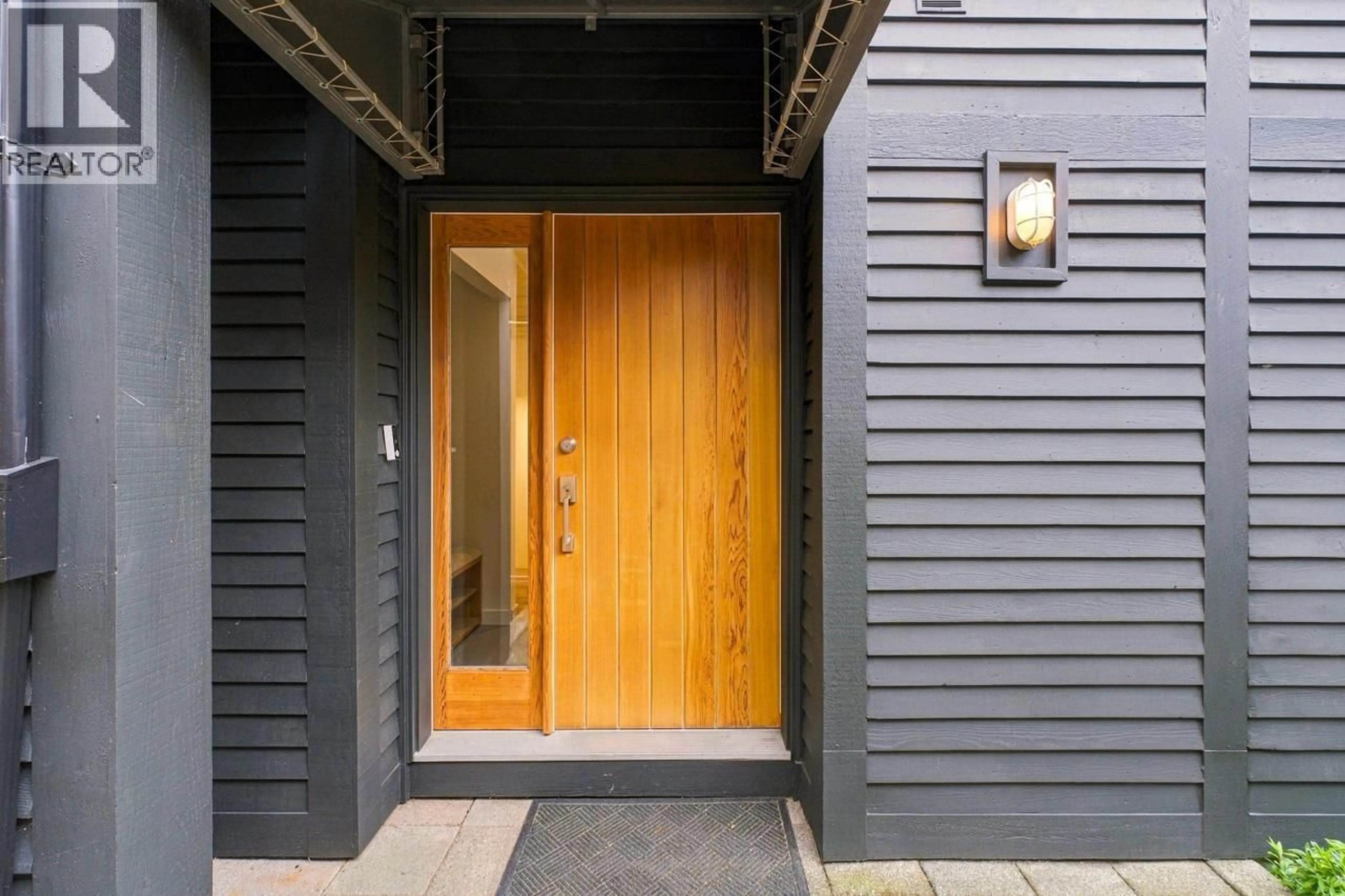 Indoor entryway for 6424 BRUCE STREET, West Vancouver British Columbia V7W2G6