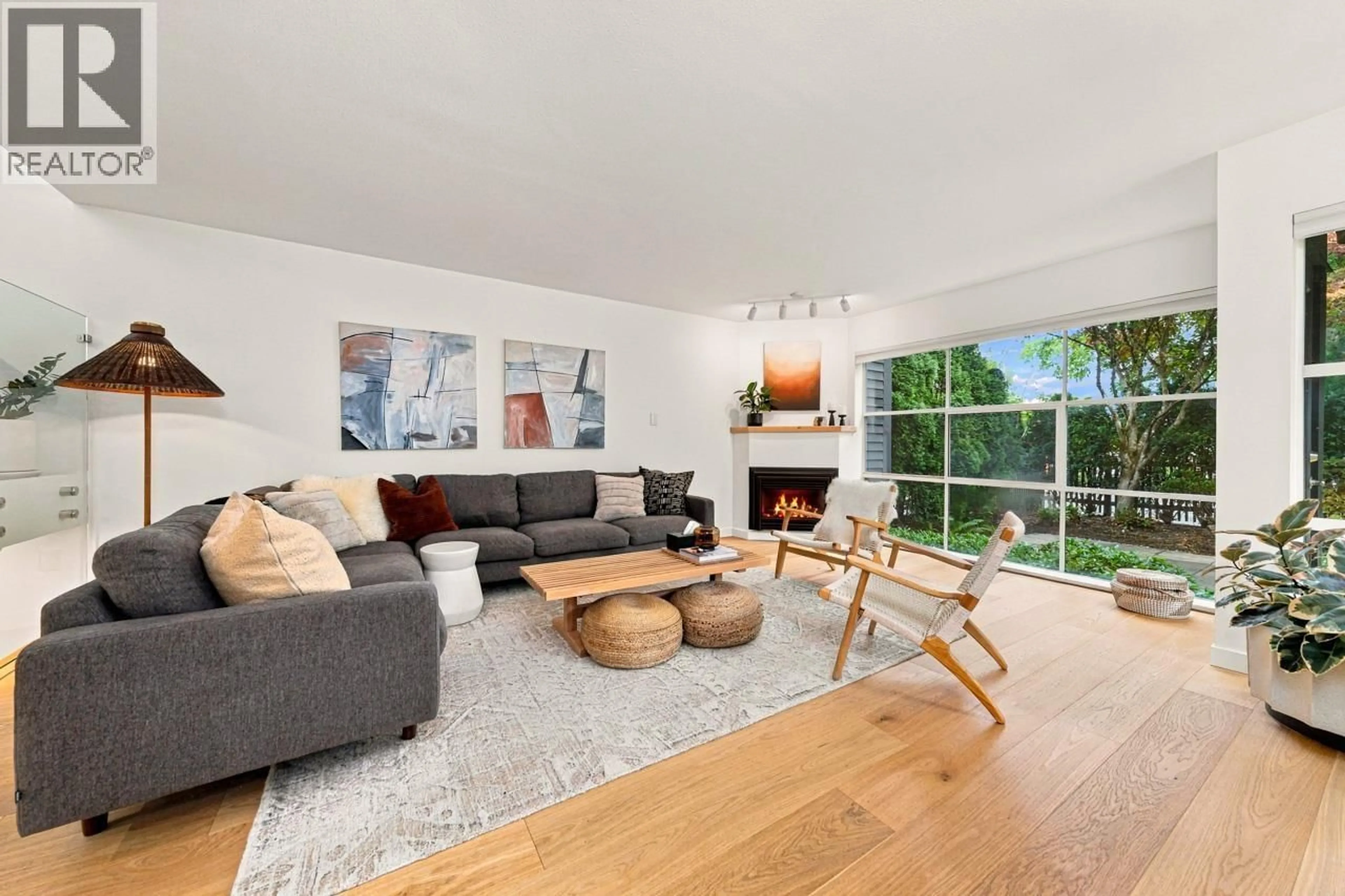 Living room with furniture, unknown for 6424 BRUCE STREET, West Vancouver British Columbia V7W2G6