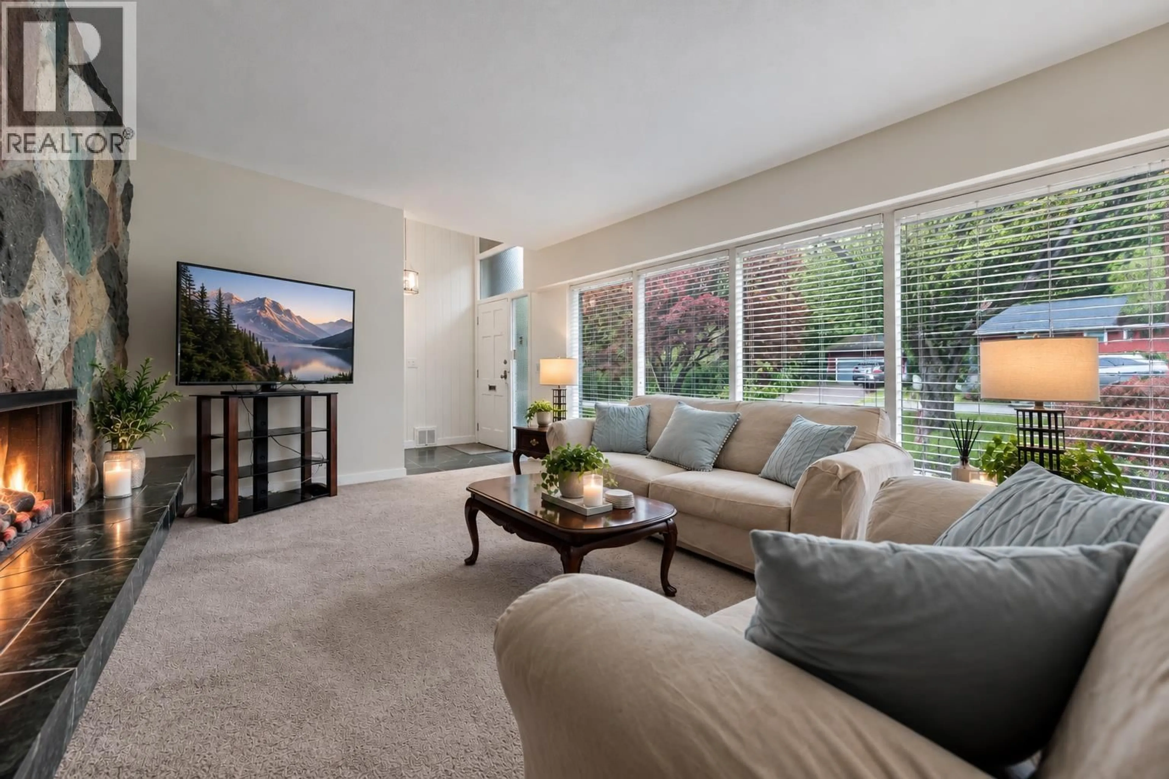 Living room with furniture, carpet floor for 429 NEWLANDS ROAD, West Vancouver British Columbia V7T1W2