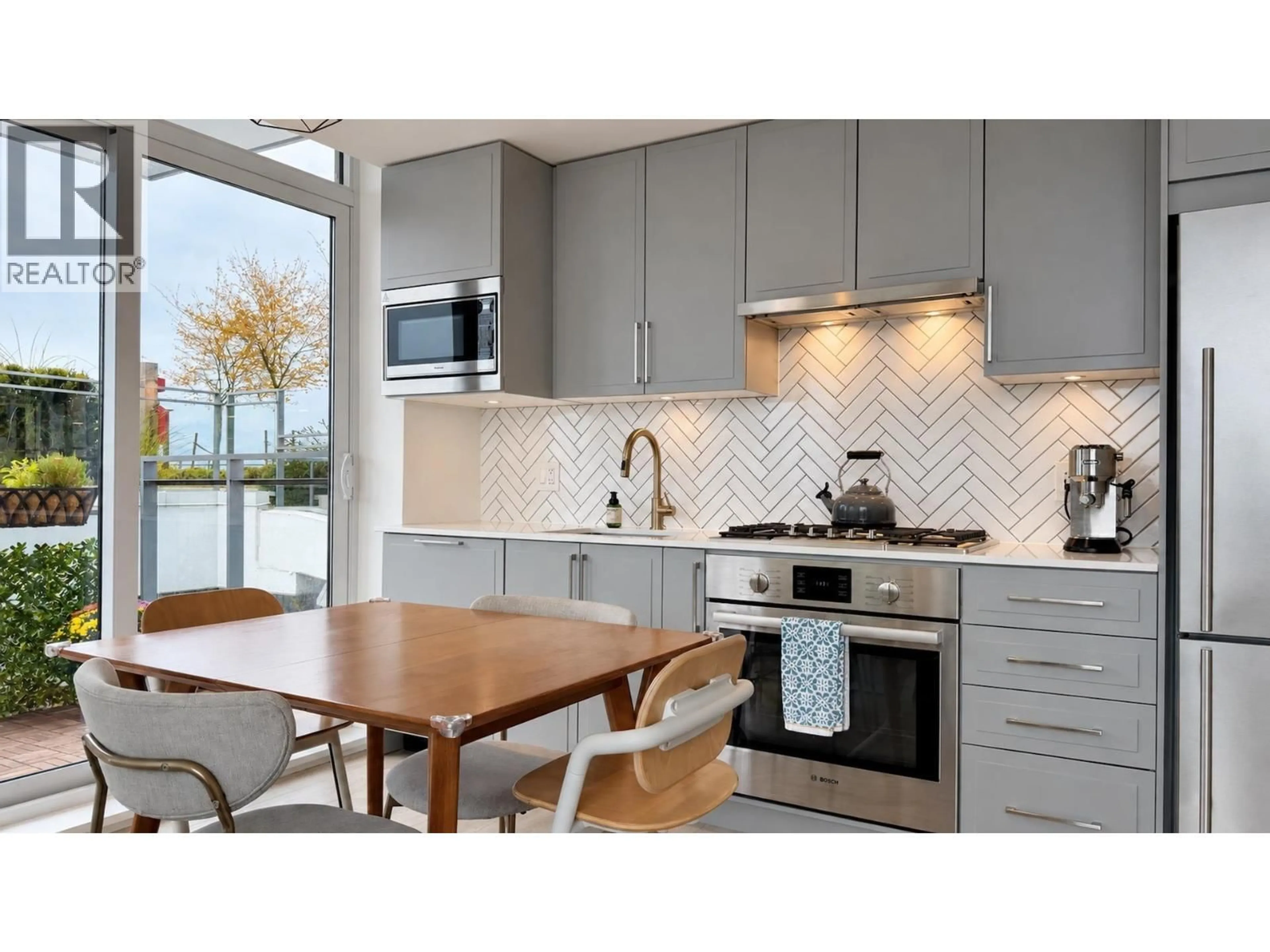 Open concept kitchen, ceramic/tile floor for 706 - 2435 KINGSWAY, Vancouver British Columbia V5R5G8