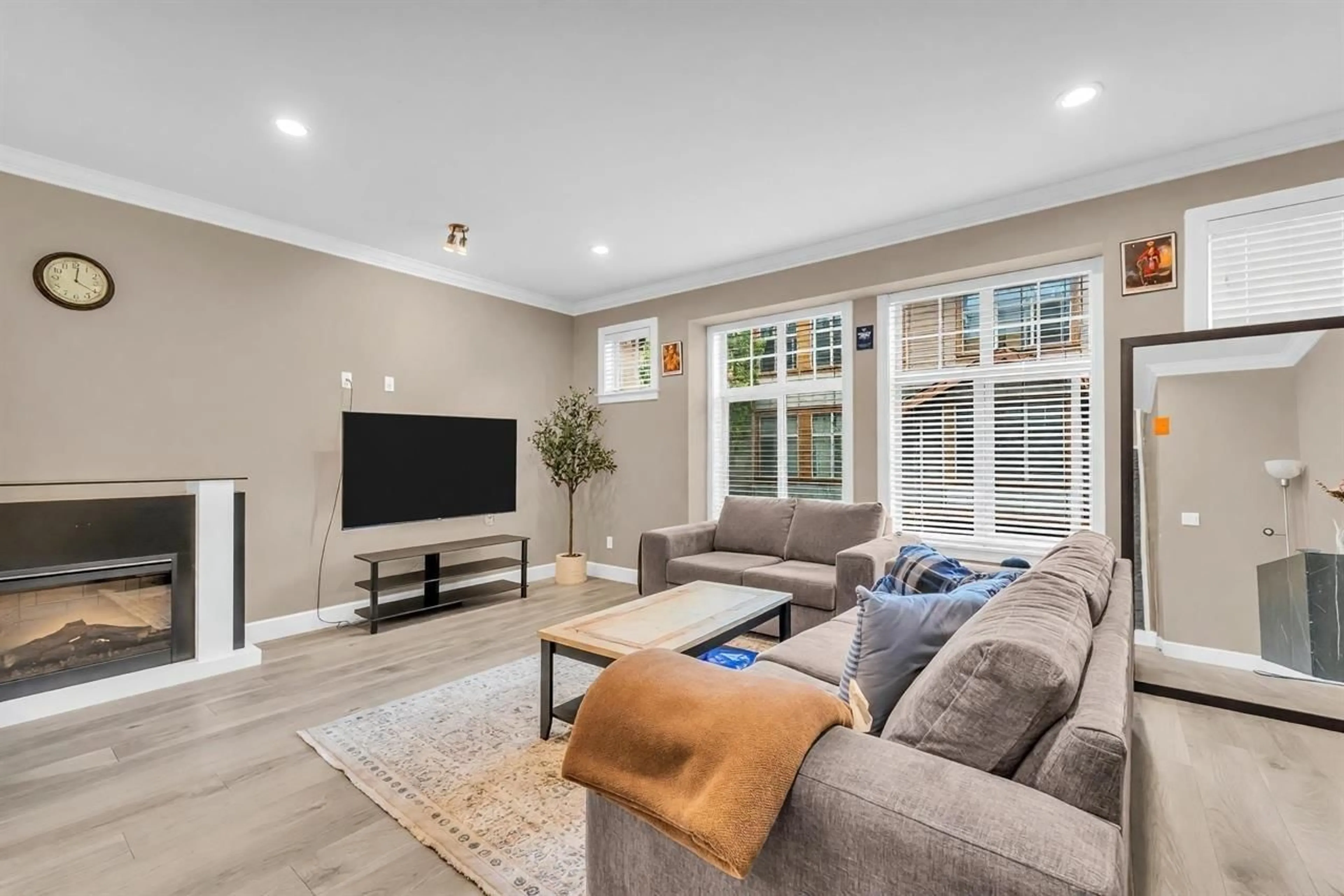 Living room with furniture, unknown for 23 - 12036 66 AVENUE, Surrey British Columbia V3W3M2