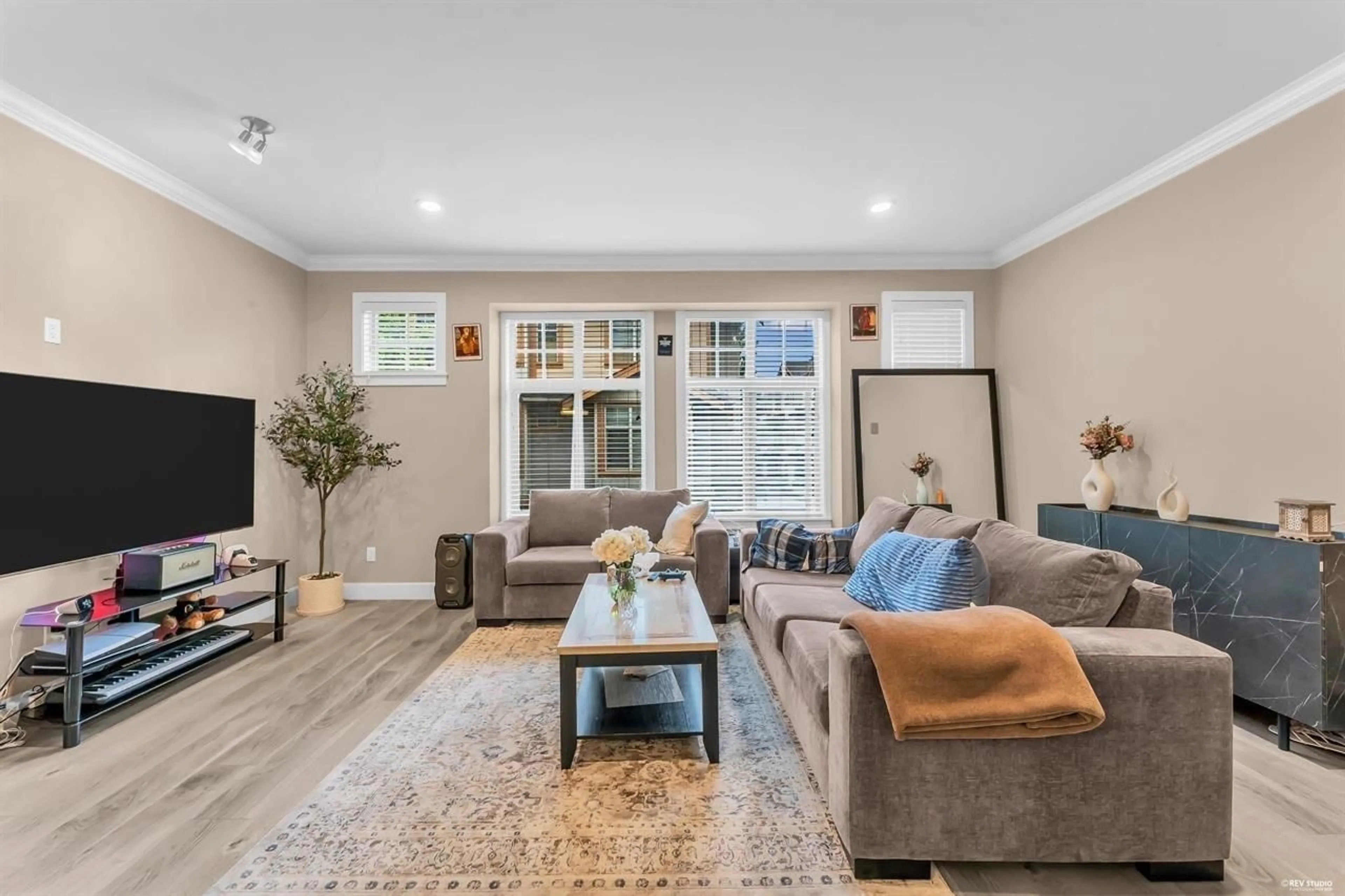 Living room with furniture, unknown for 23 - 12036 66 AVENUE, Surrey British Columbia V3W3M2