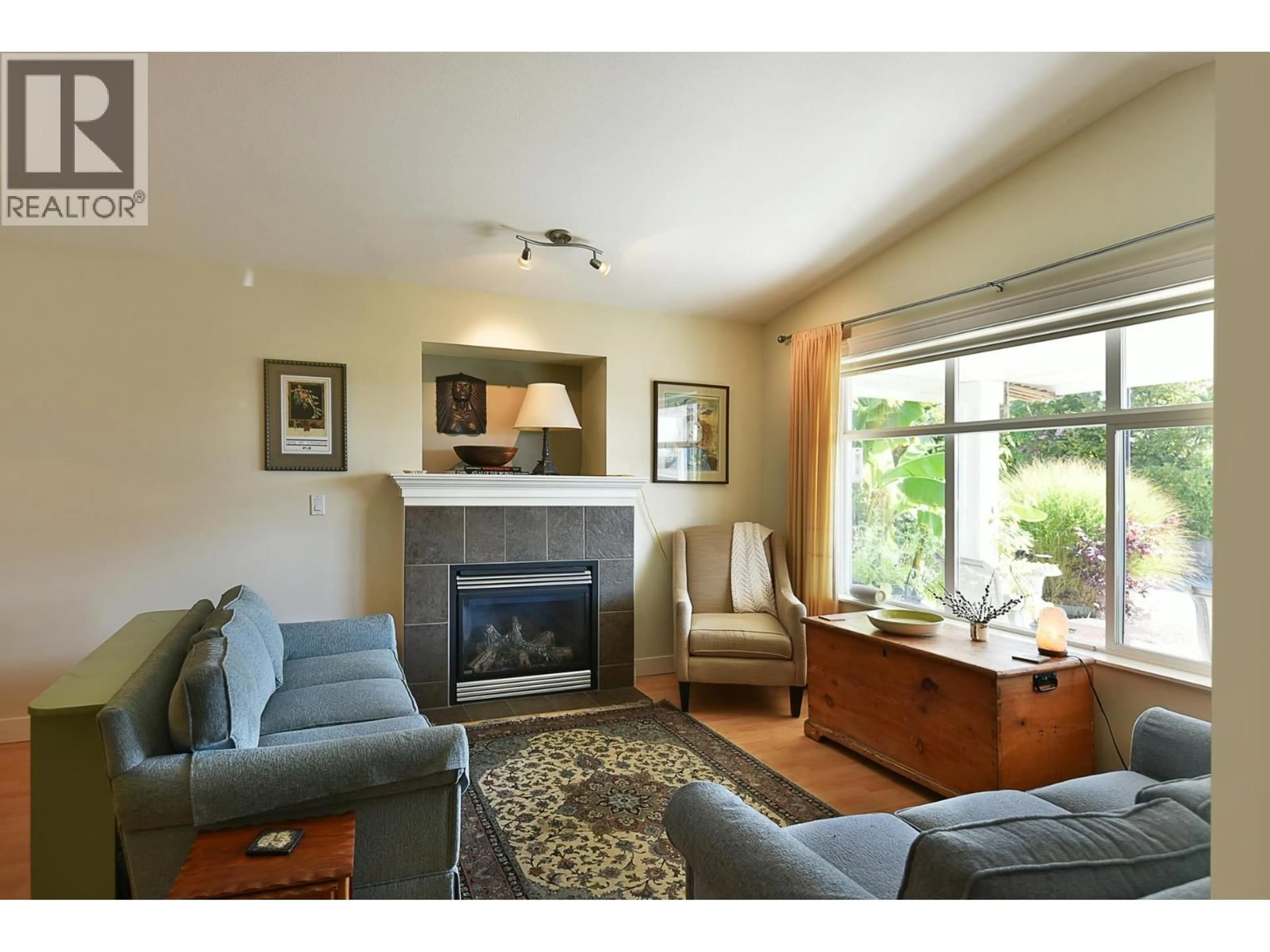 Living room with furniture, wood/laminate floor for 6340 WILLIAMS PLACE, Sechelt British Columbia V7Z0M6
