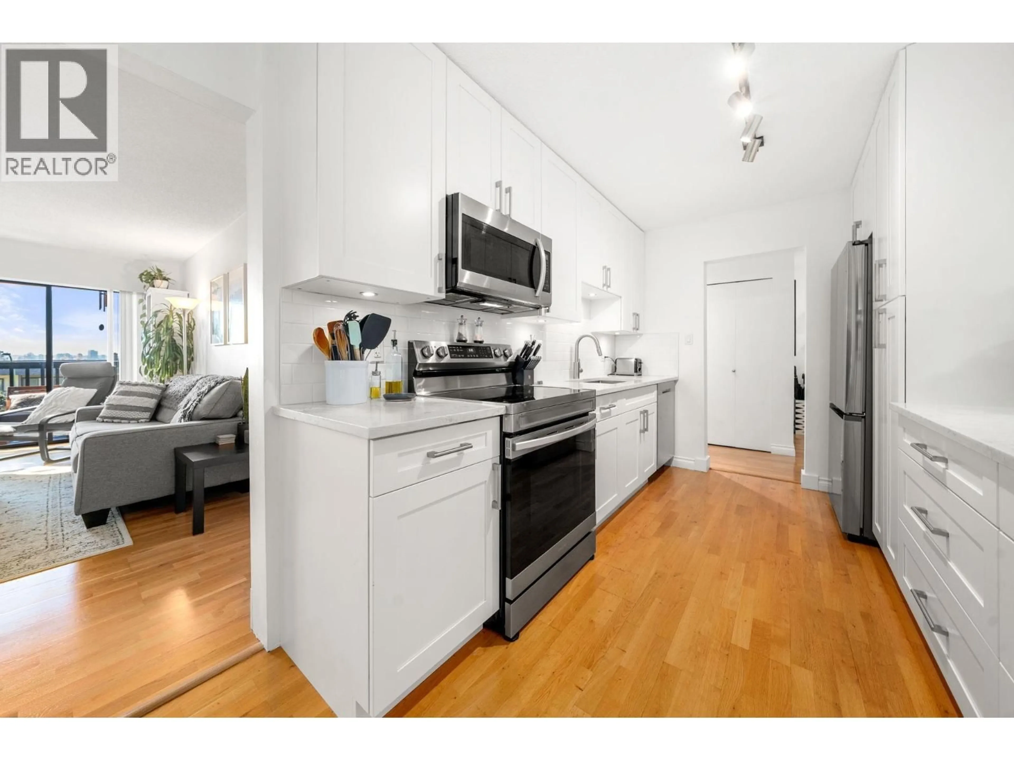 Standard kitchen, unknown for 204 - 150 5TH STREET, North Vancouver British Columbia V7L1L5
