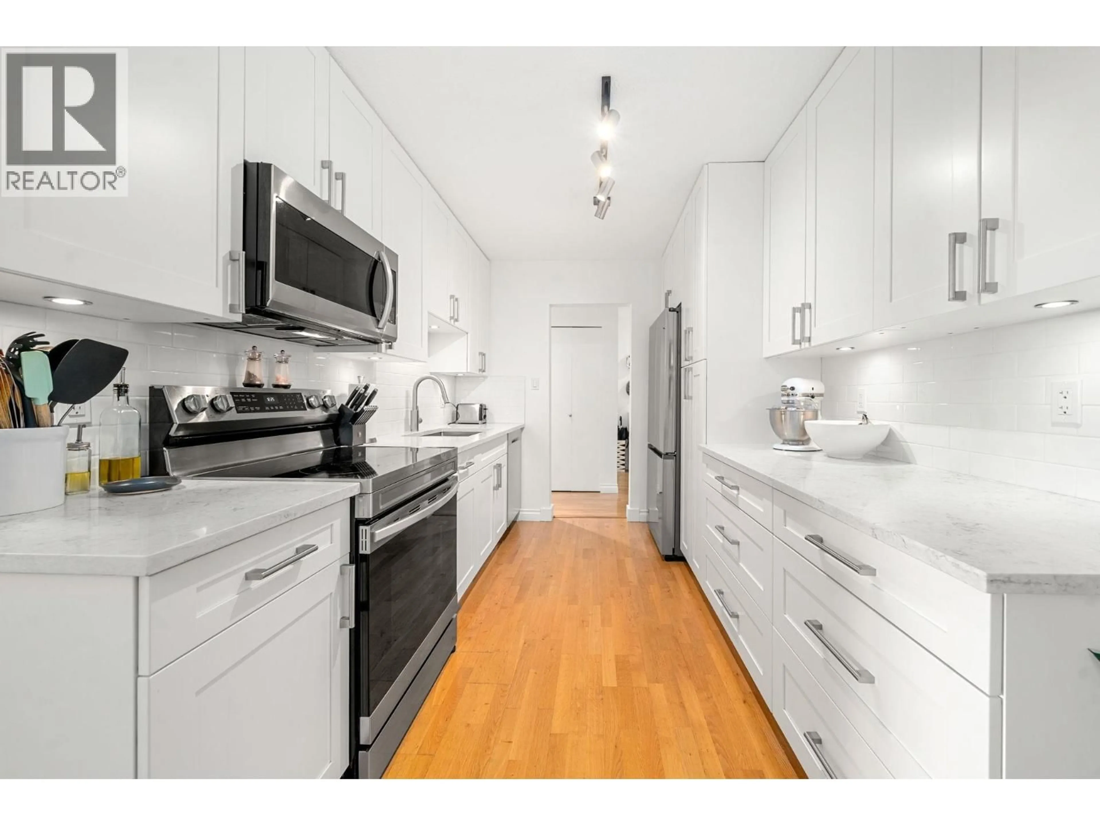Standard kitchen, unknown for 204 - 150 5TH STREET, North Vancouver British Columbia V7L1L5